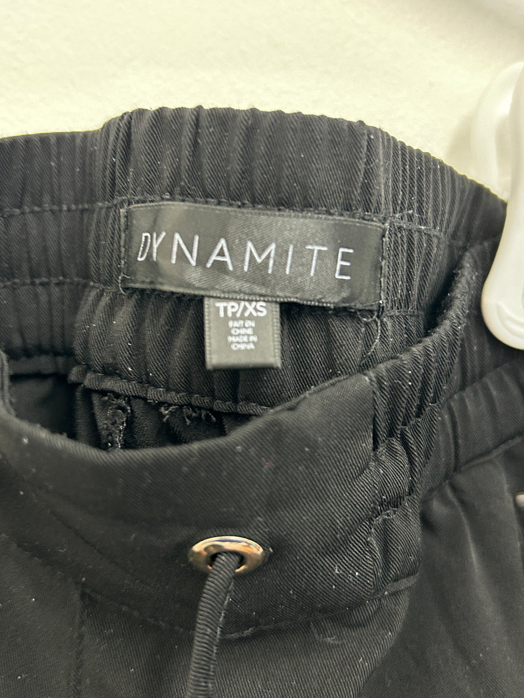 Pantalon noir ajusté à taille élastique et poches zippées