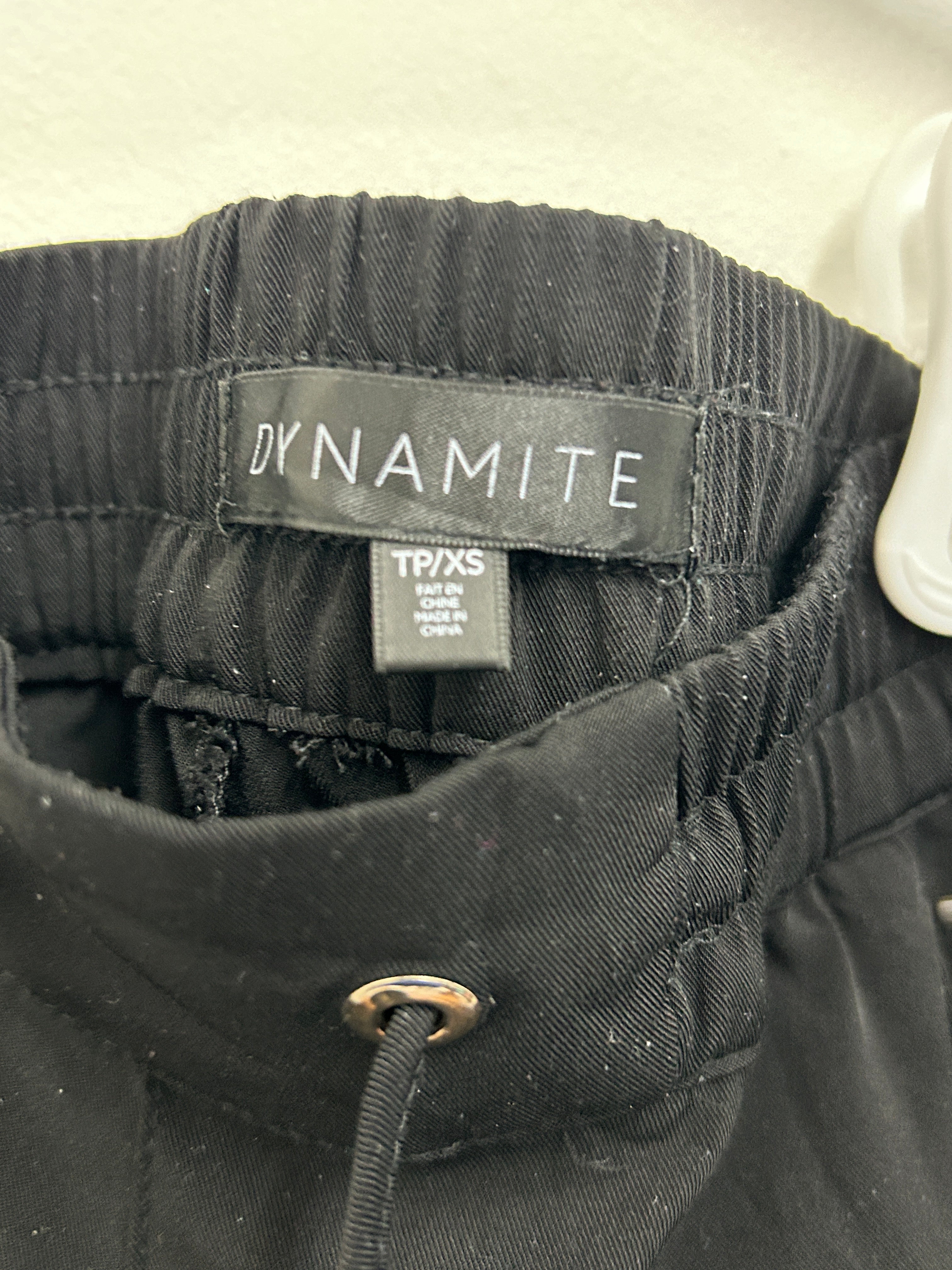 Pantalon noir ajusté à taille élastique et poches zippées