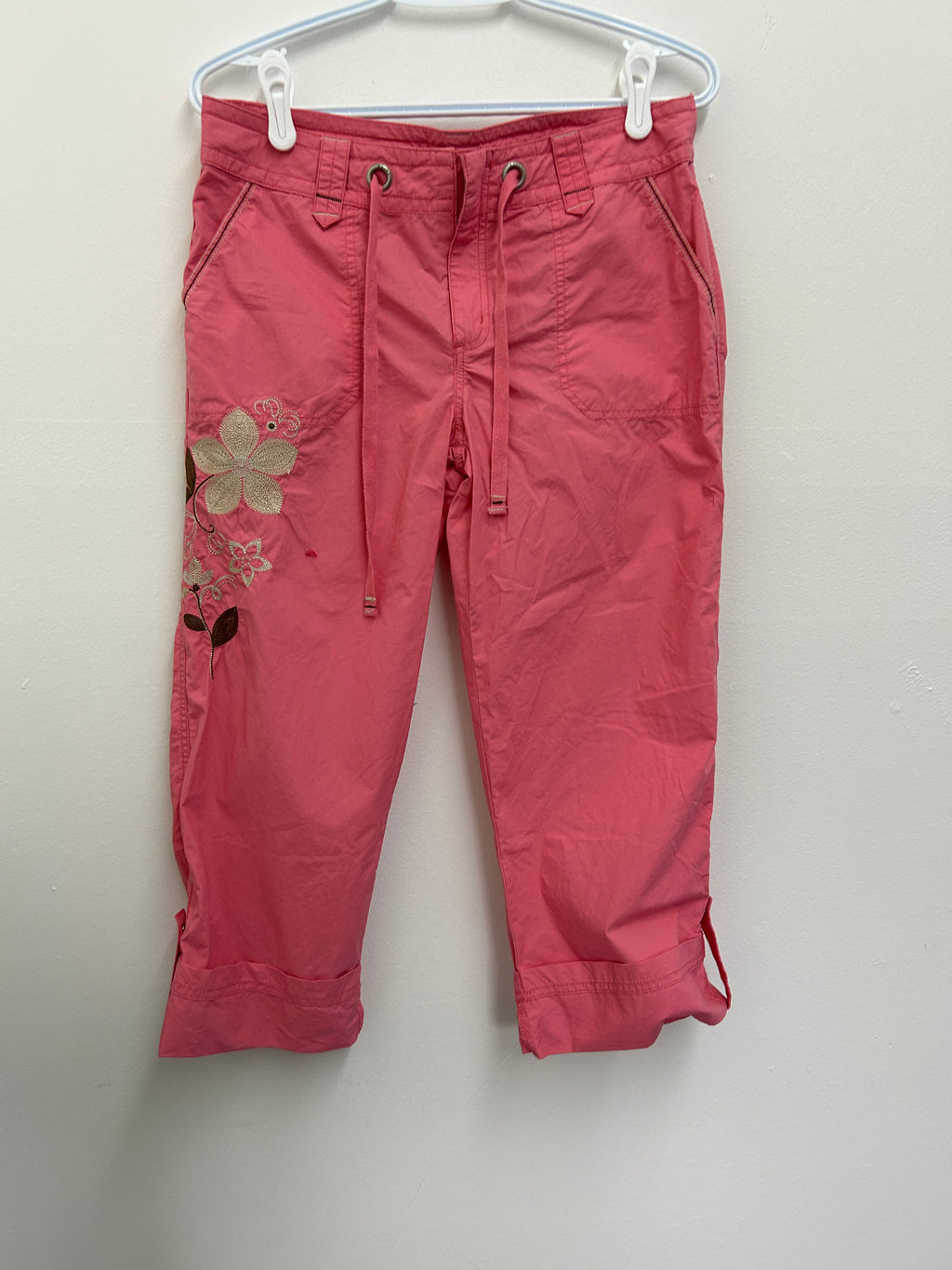 Pantalon capri rose à cordon floral brodé