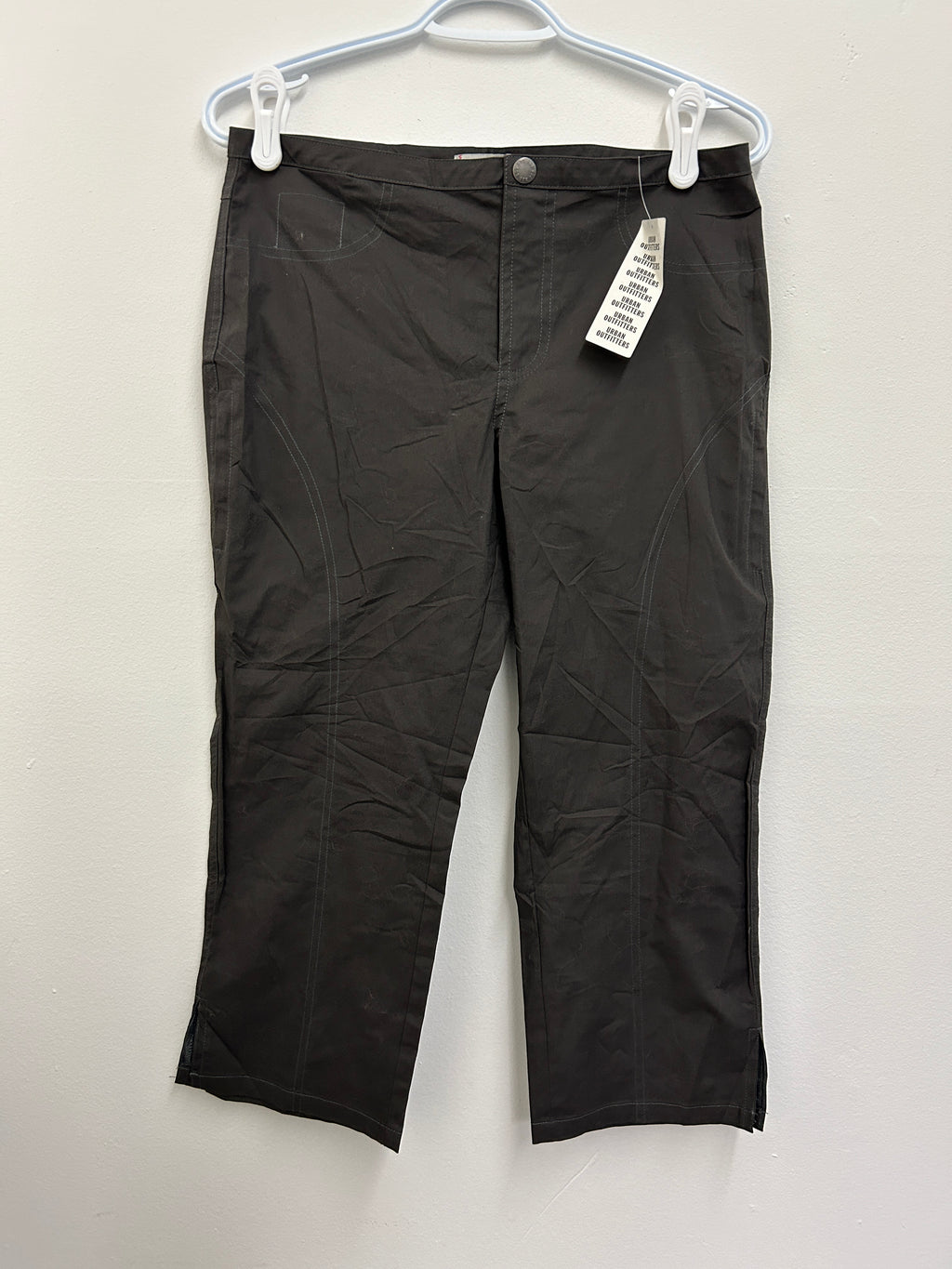 Pantalon capri droit noir avec fente latérale