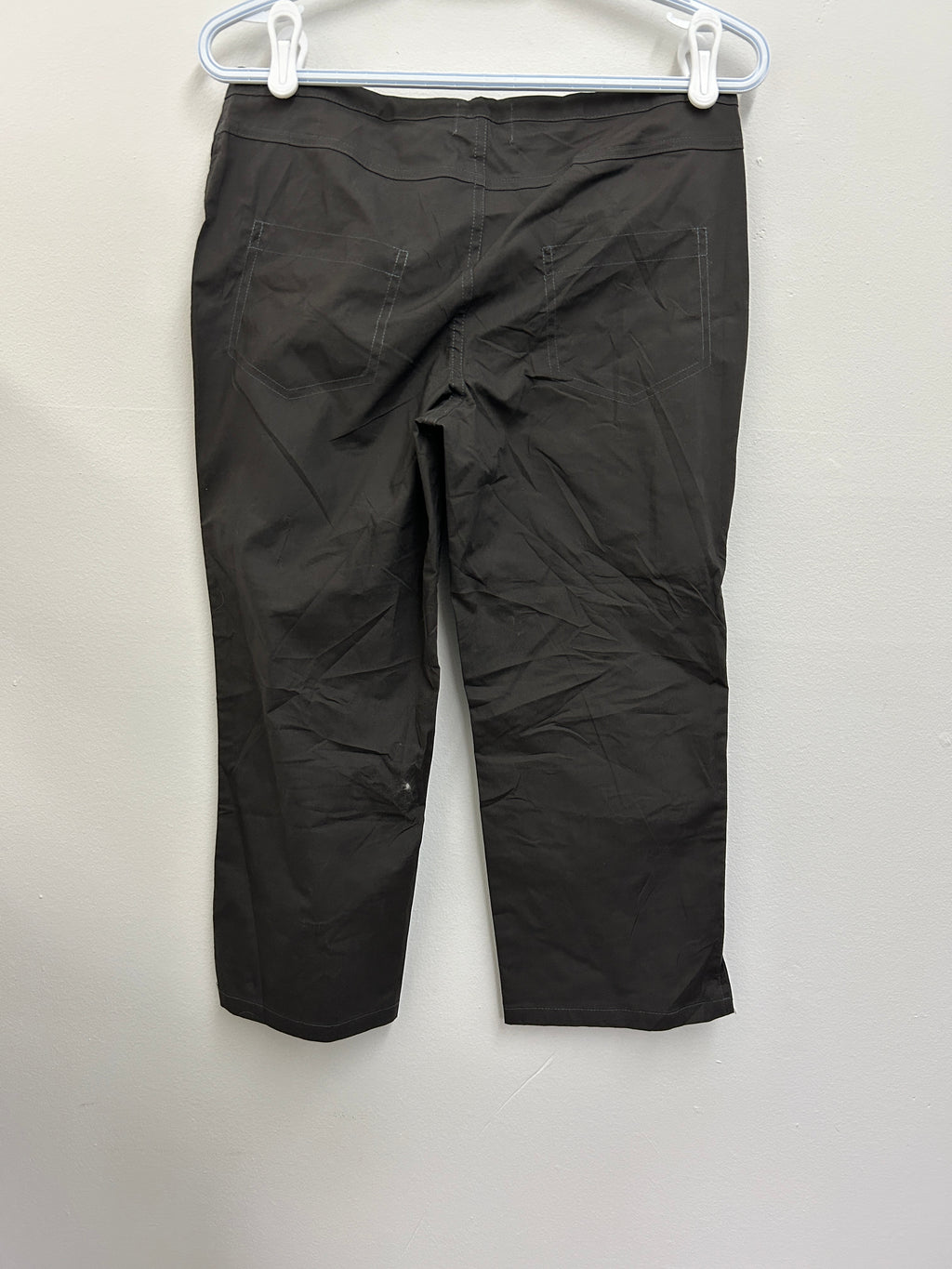 Pantalon capri droit noir avec fente latérale