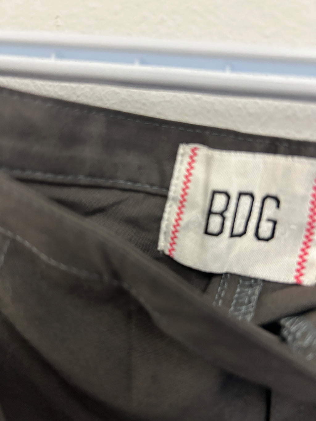 Pantalon capri droit noir avec fente latérale