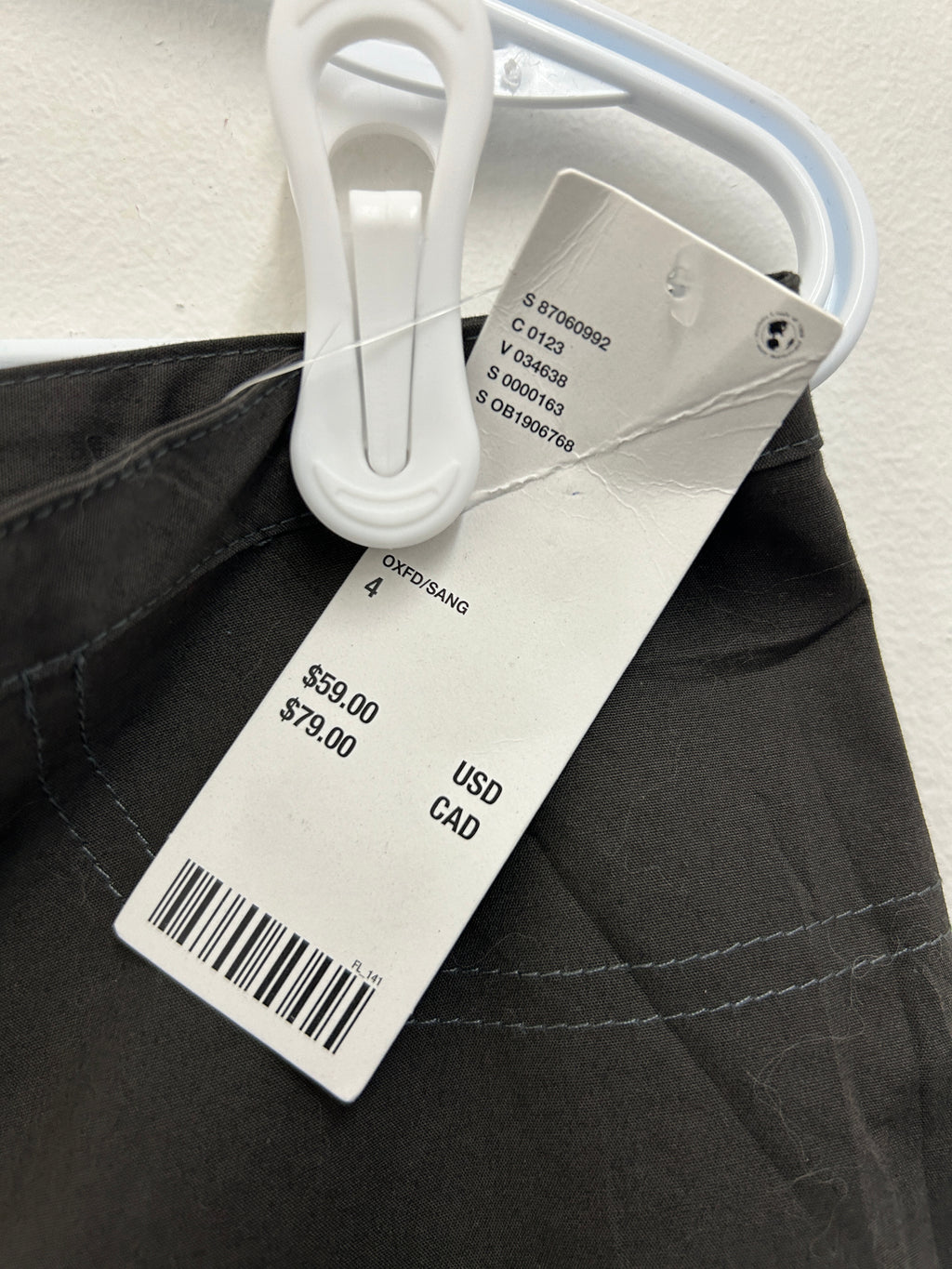 Pantalon capri droit noir avec fente latérale