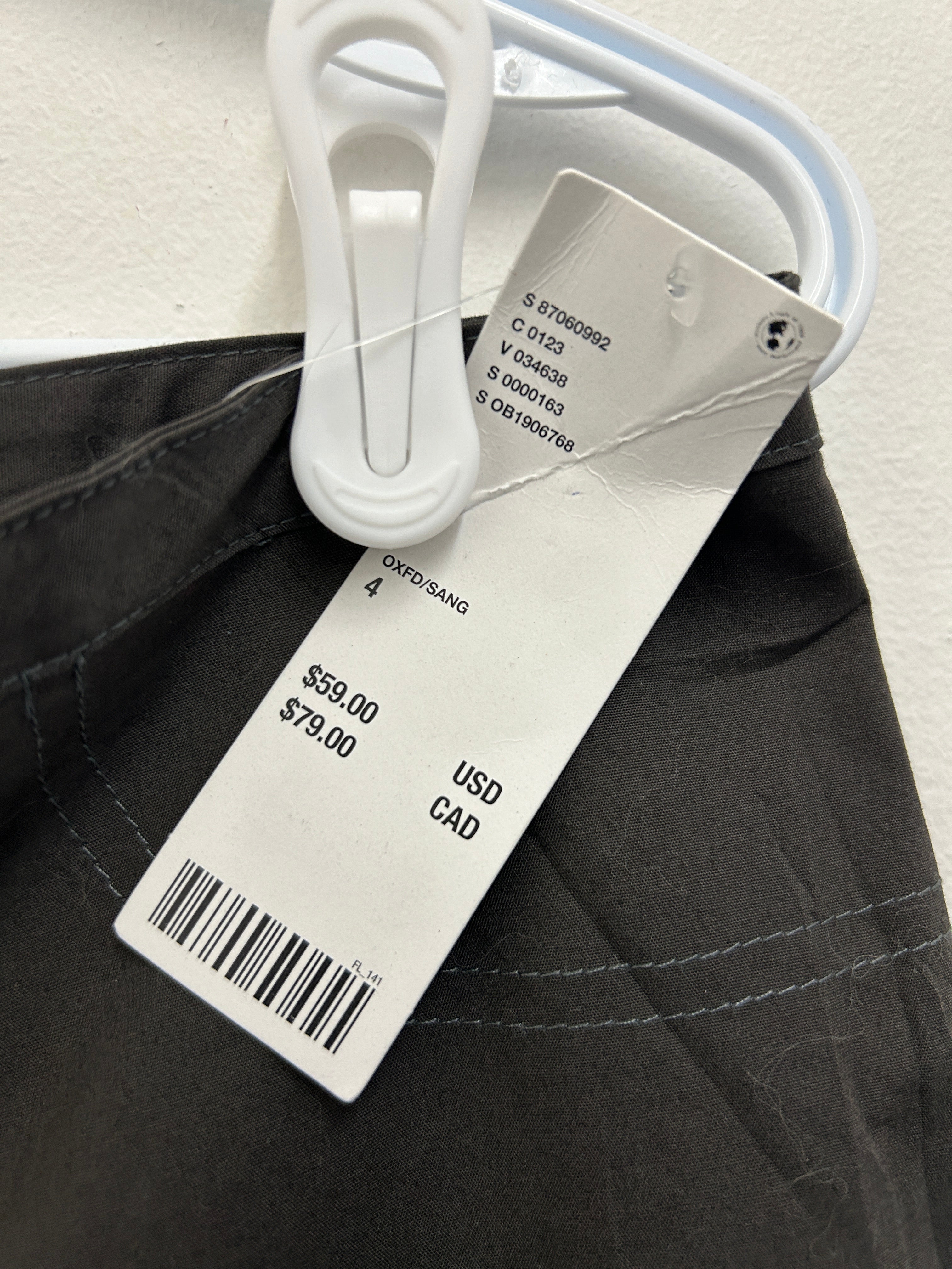 Pantalon capri droit noir avec fente latérale