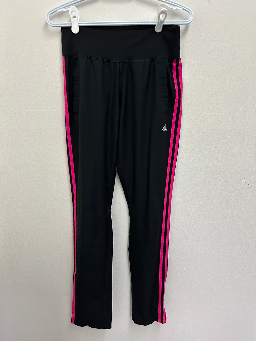 Pantalon de sport noir à bandes latérales roses