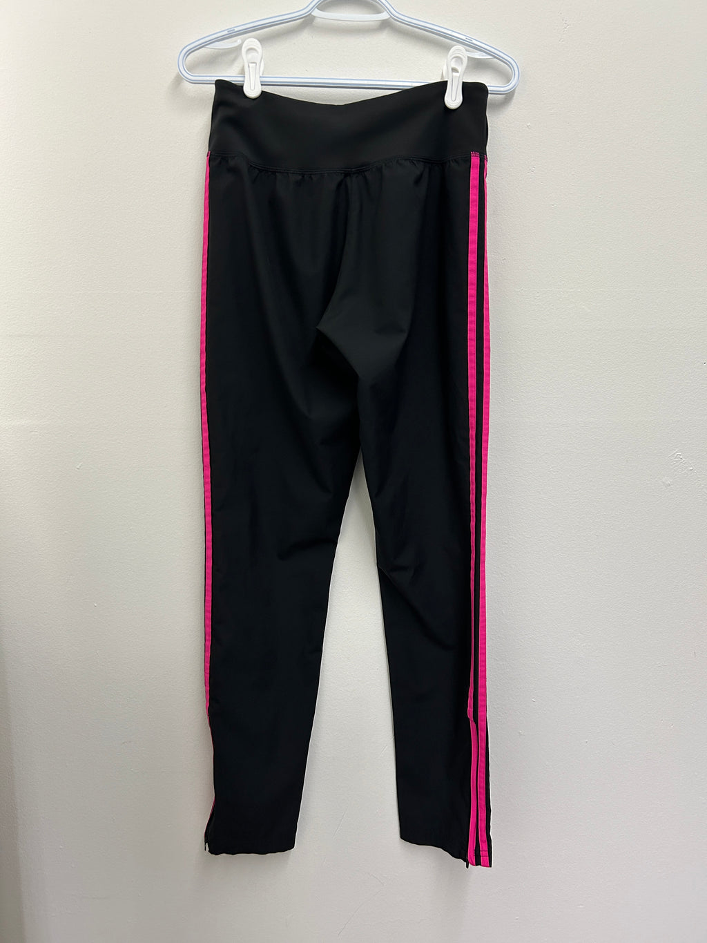 Pantalon de sport noir à bandes latérales roses
