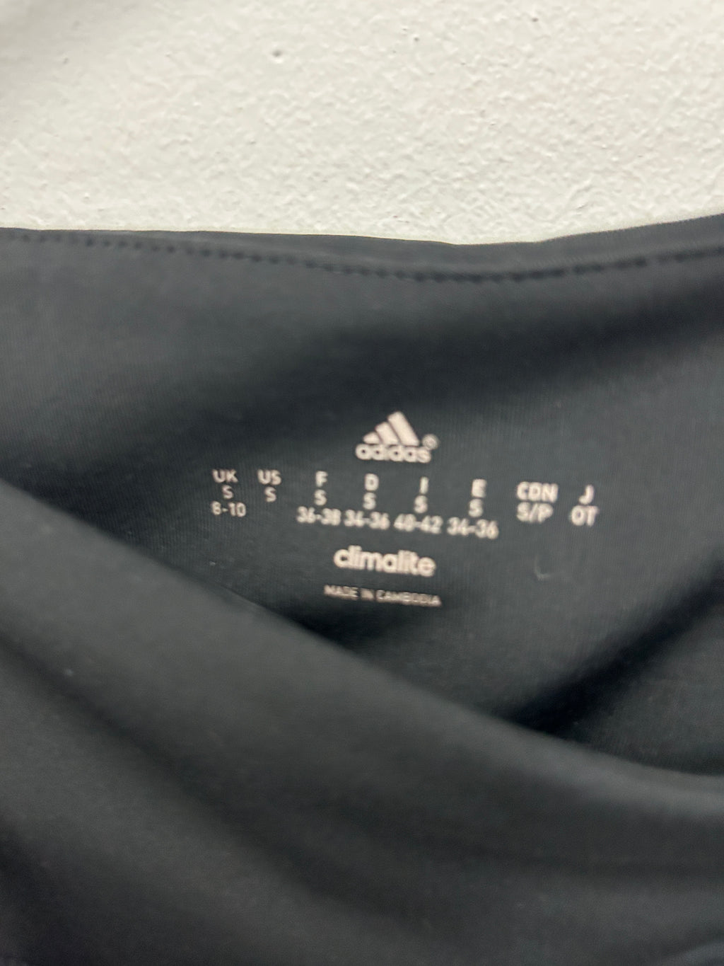 Pantalon de sport noir à bandes latérales roses