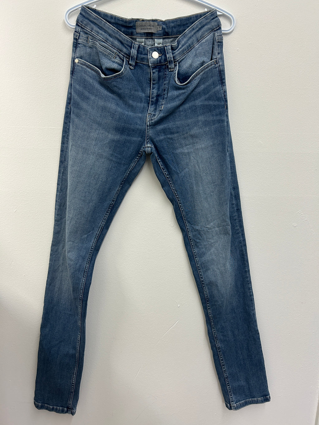 Jean bleu délavé coupe ajustée – Casual Friday