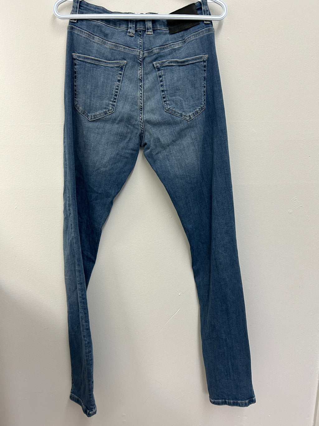 Jean bleu délavé coupe ajustée – Casual Friday