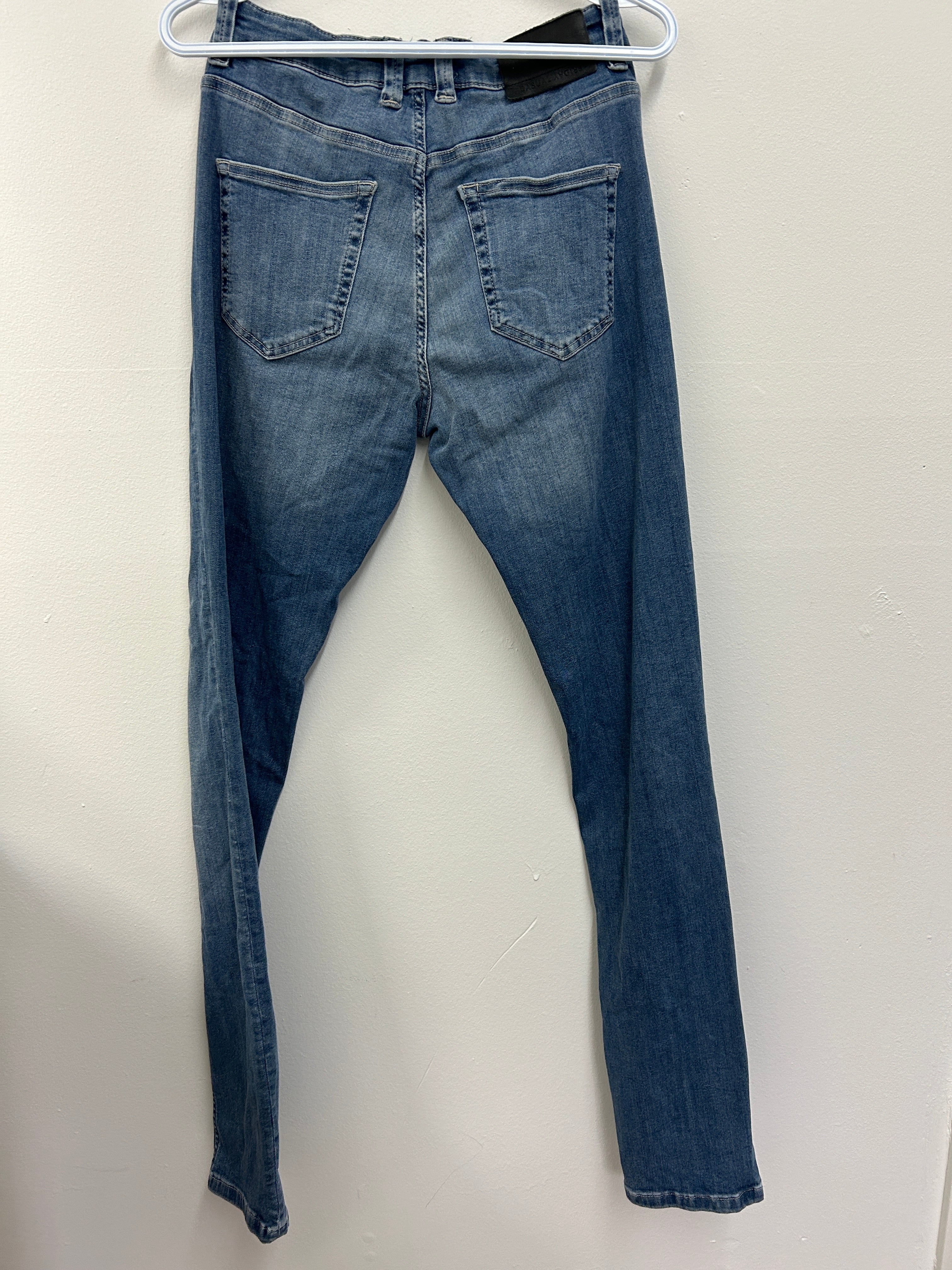 Jean bleu délavé coupe ajustée – Casual Friday