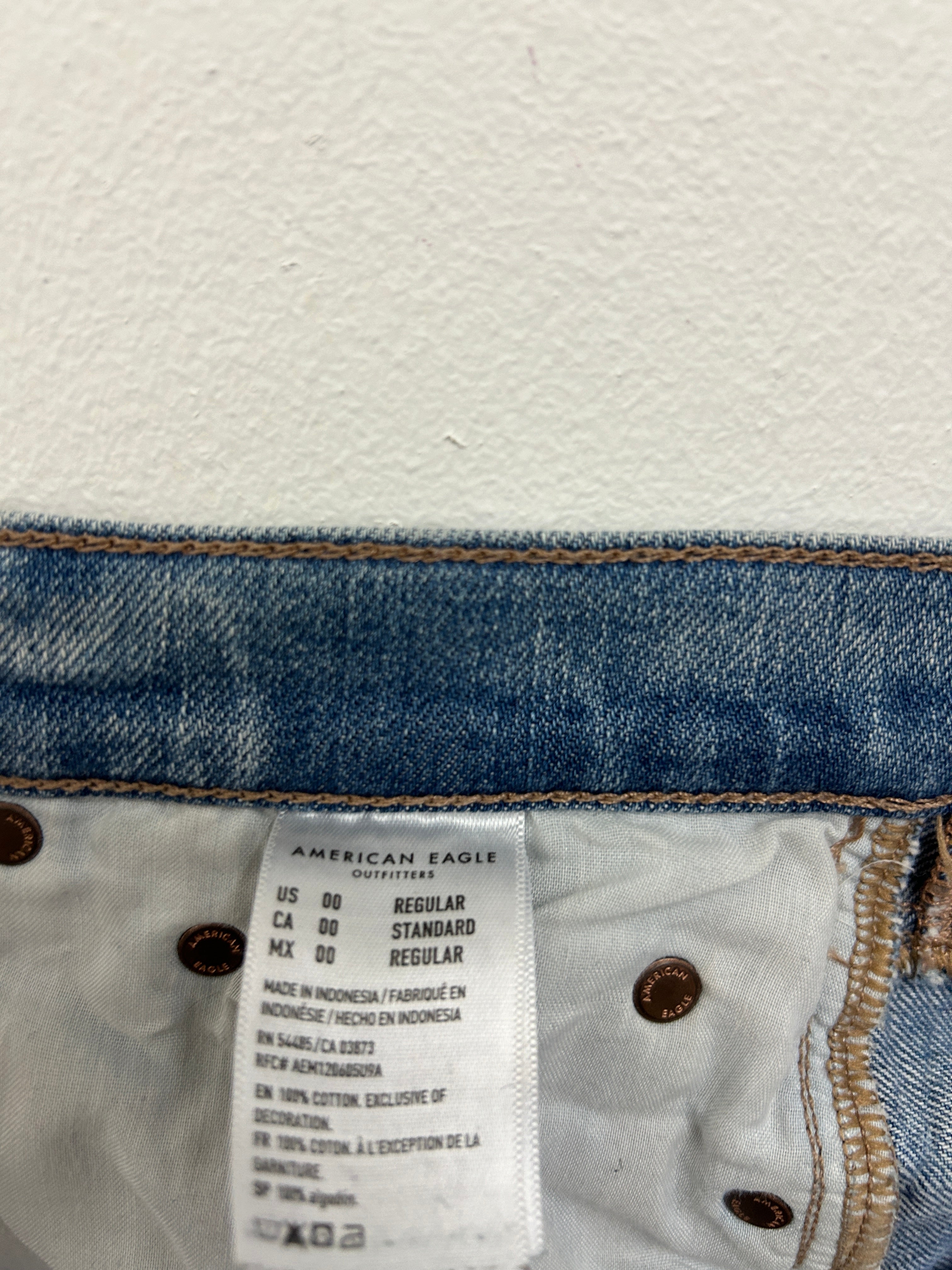Jean droit bleu clair à taille haute – American Eagle