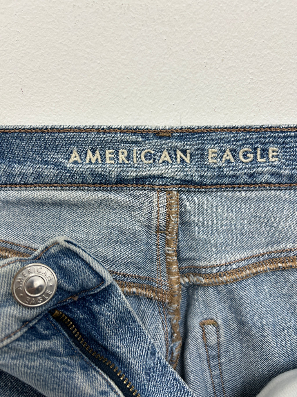 Jean droit bleu clair à taille haute – American Eagle
