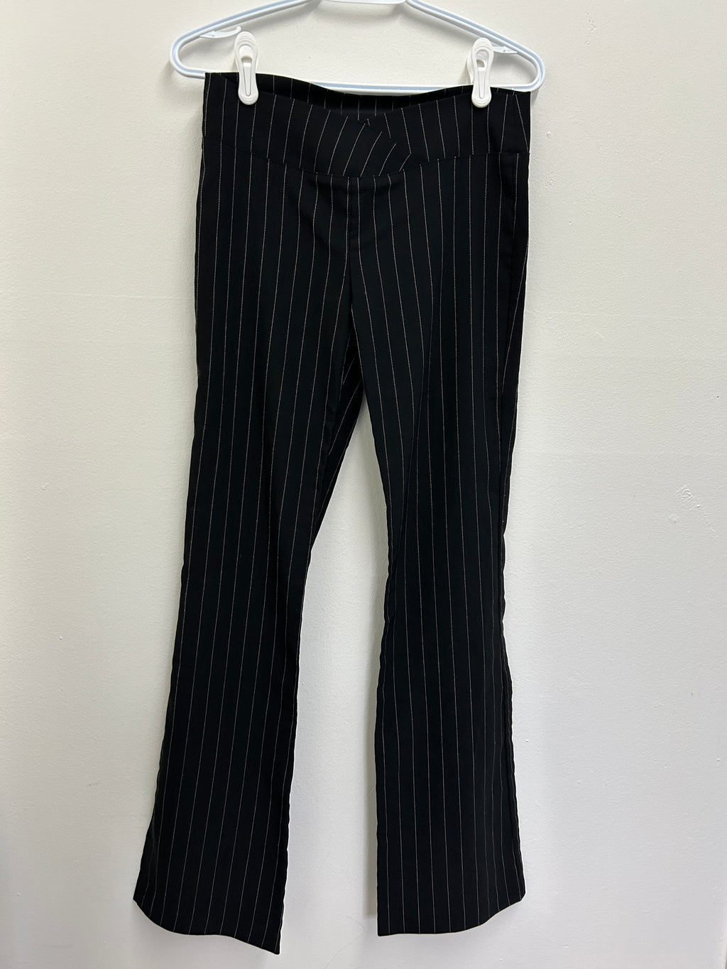 Pantalon habillé noir à rayures blanches coupe évasée – Daniel Laurent