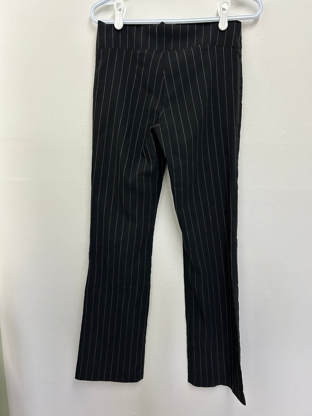 Pantalon habillé noir à rayures blanches coupe évasée – Daniel Laurent