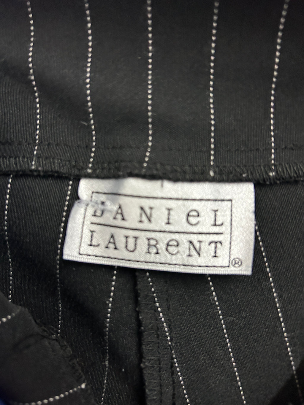 Pantalon habillé noir à rayures blanches coupe évasée – Daniel Laurent