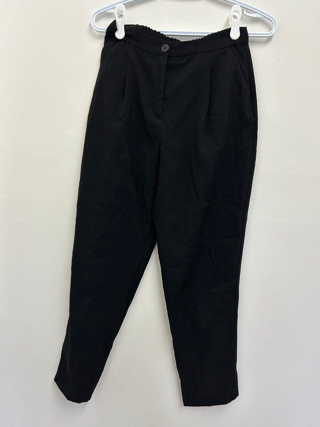 Pantalon noir taille haute à pinces – Monki