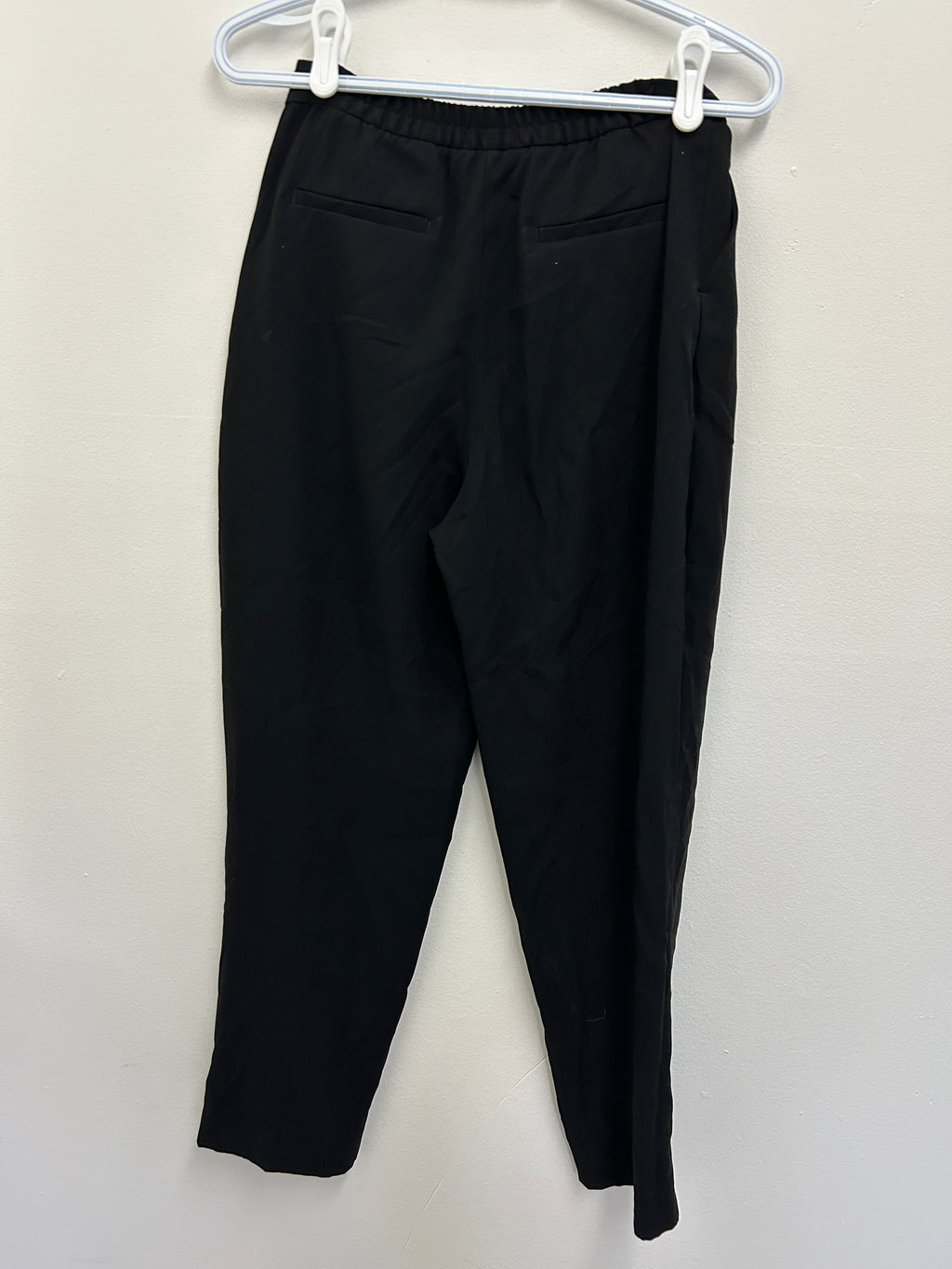 Pantalon noir taille haute à pinces – Monki