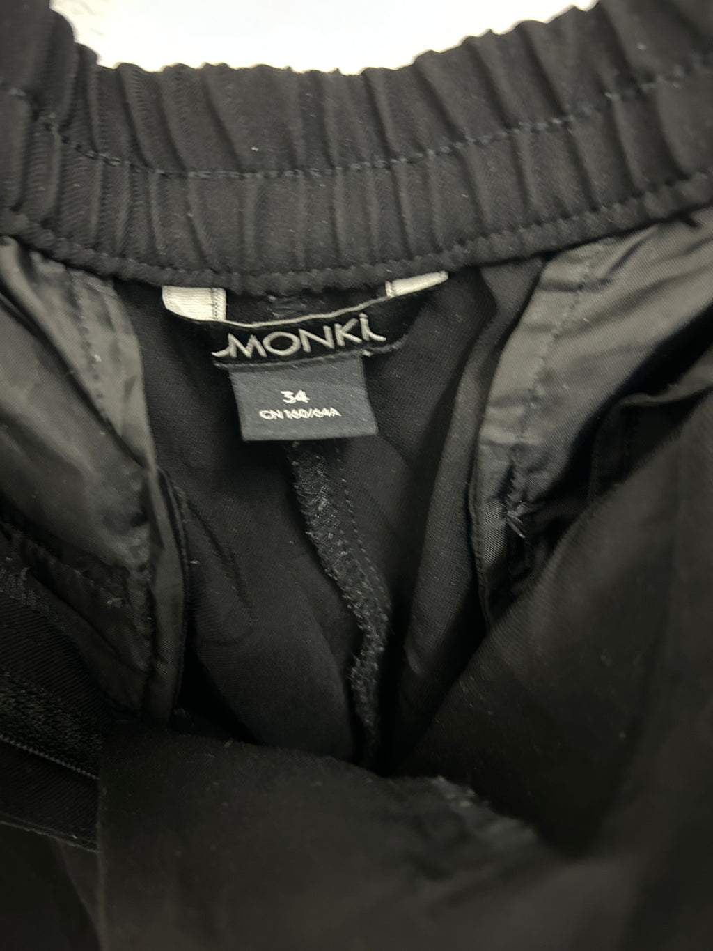 Pantalon noir taille haute à pinces – Monki