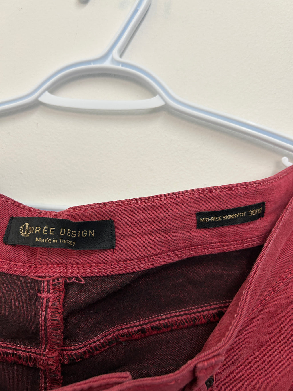 Pantalon rouge Mid Rise Skinny Fit – Dorée Design