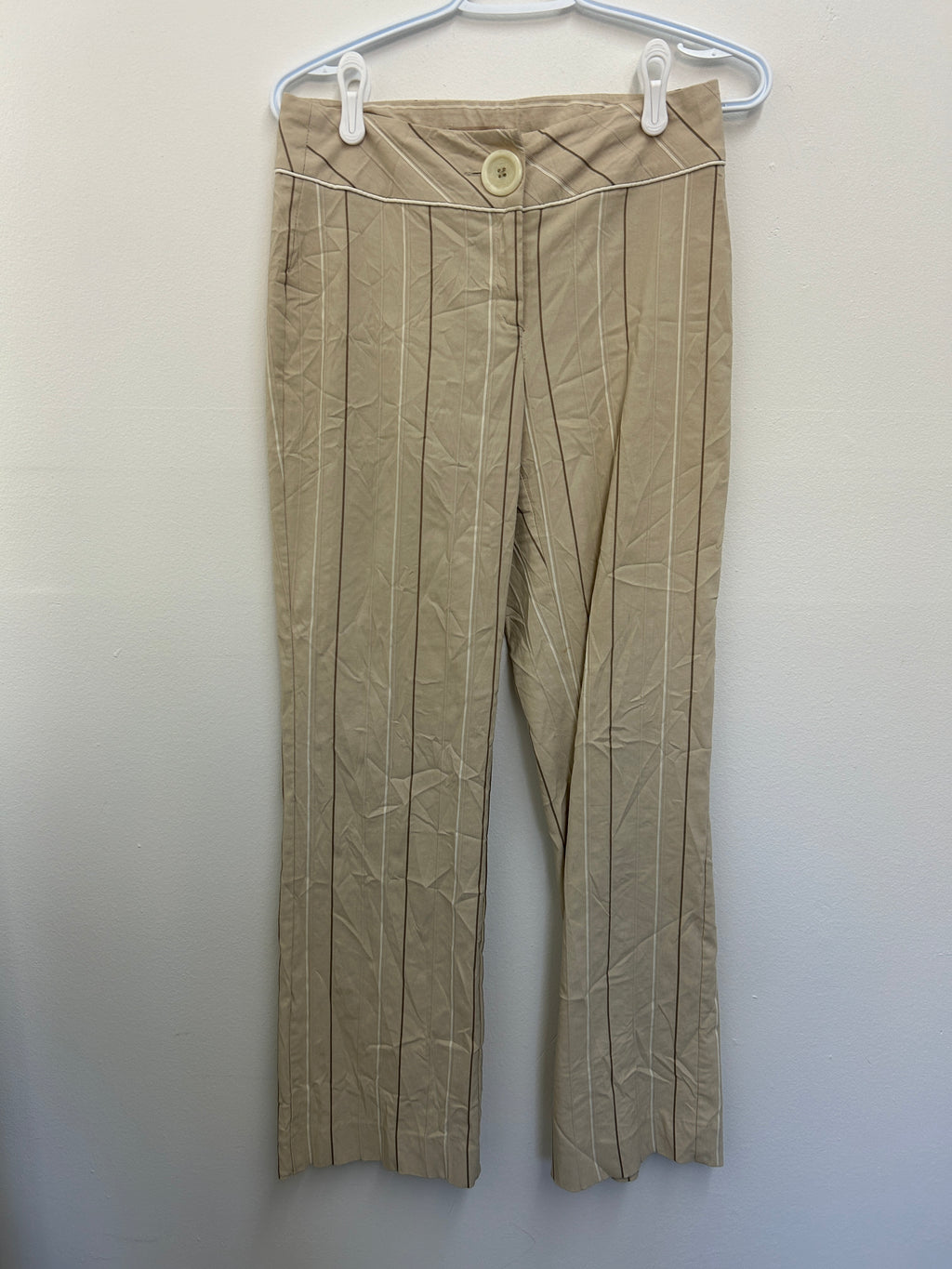 Pantalon à rayures beige – Grande boutonnière, jambe droite ample