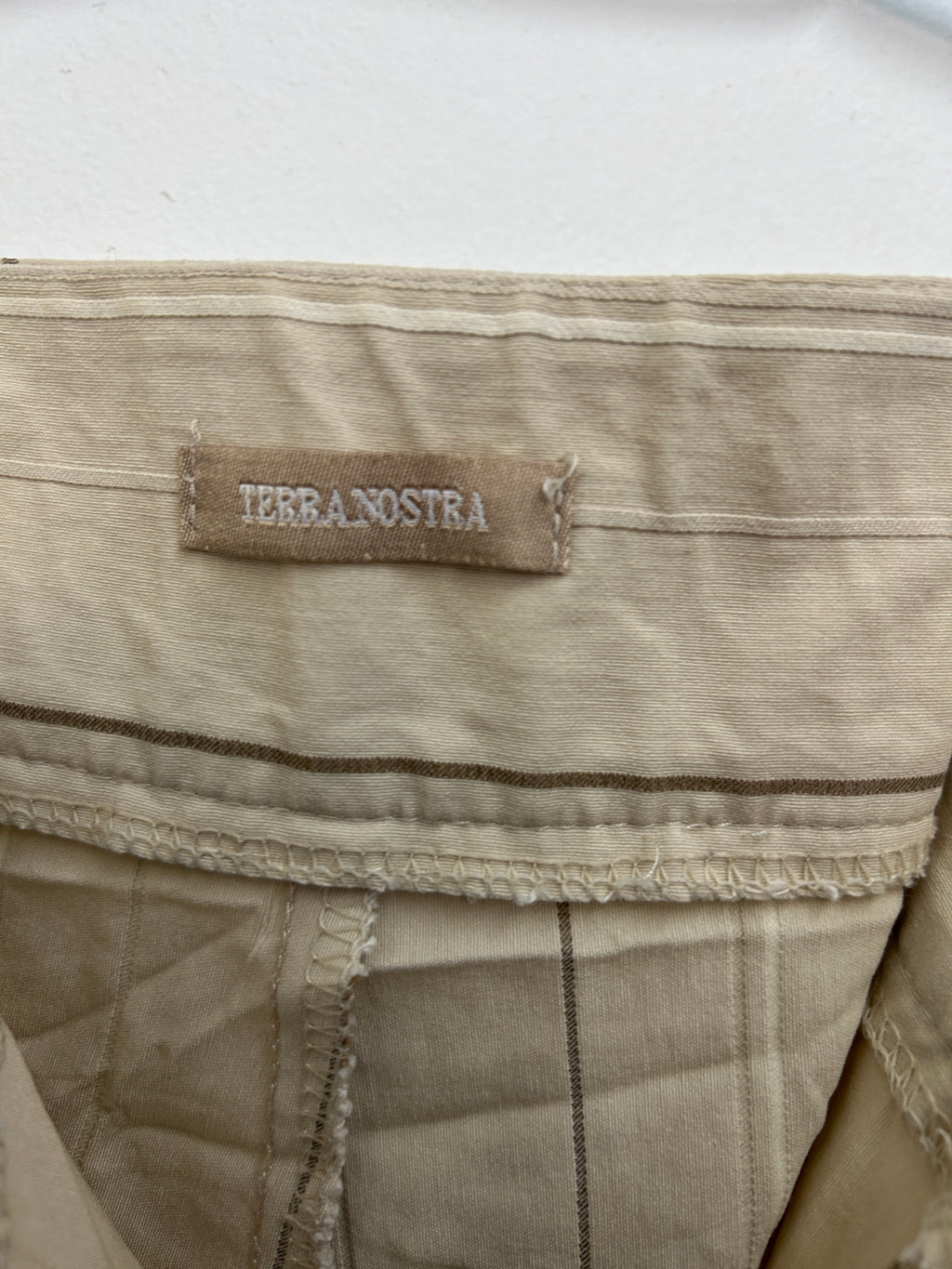 Pantalon à rayures beige – Grande boutonnière, jambe droite ample