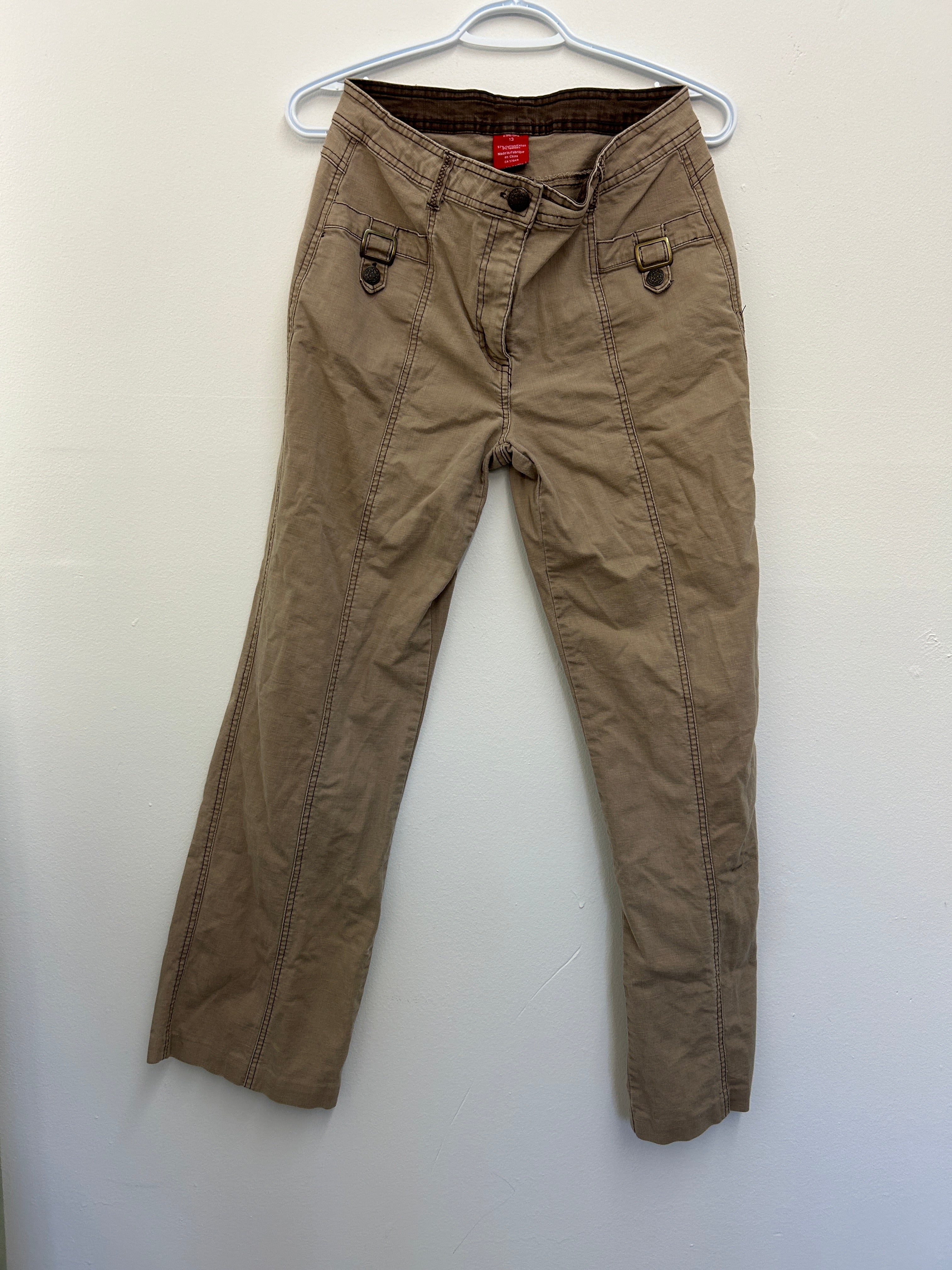 Pantalon brun ajusté à boucles décoratives – Style utilitaire chic