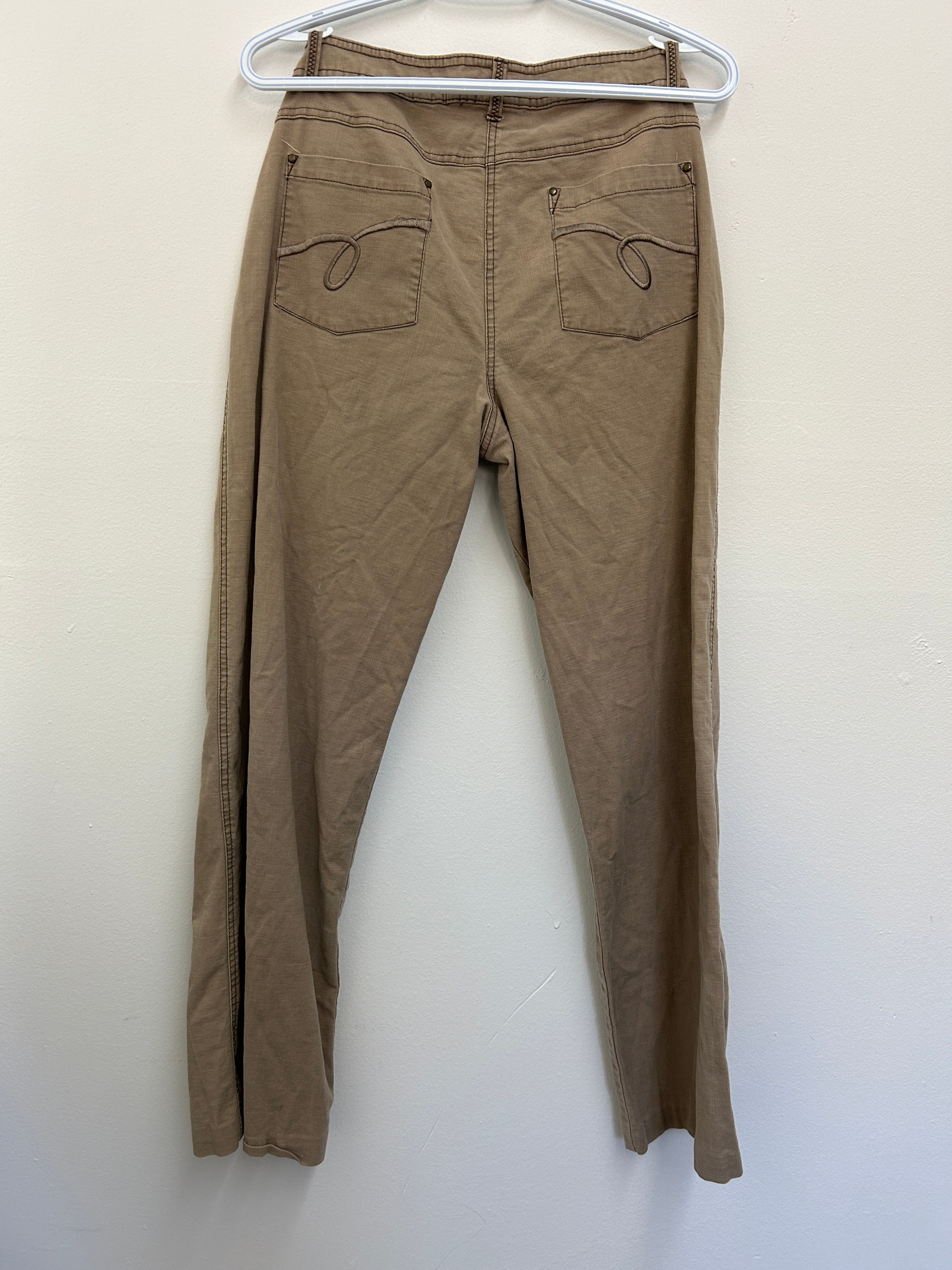 Pantalon brun ajusté à boucles décoratives – Style utilitaire chic