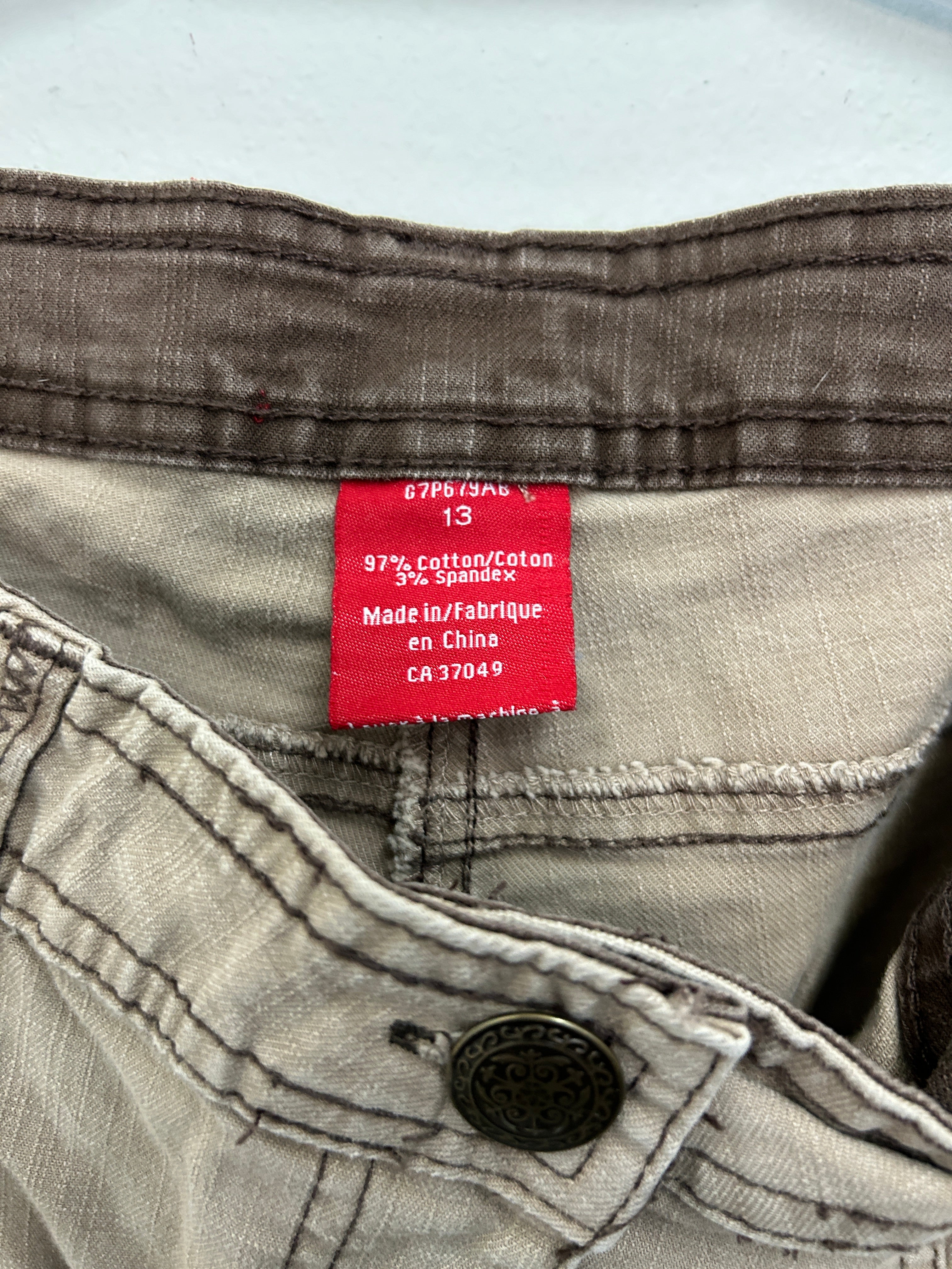 Pantalon brun ajusté à boucles décoratives – Style utilitaire chic