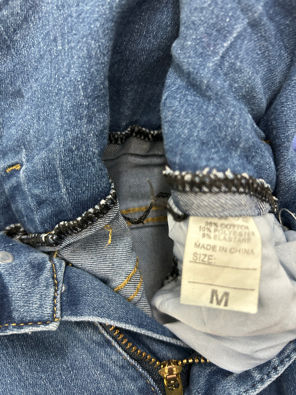Jean taille haute à 4 boutons dorés – Délavage bleu clair moulant