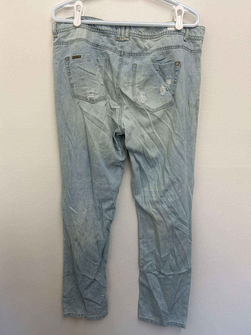 Jean bleu pâle usé à déchirures – Style décontracté tendance