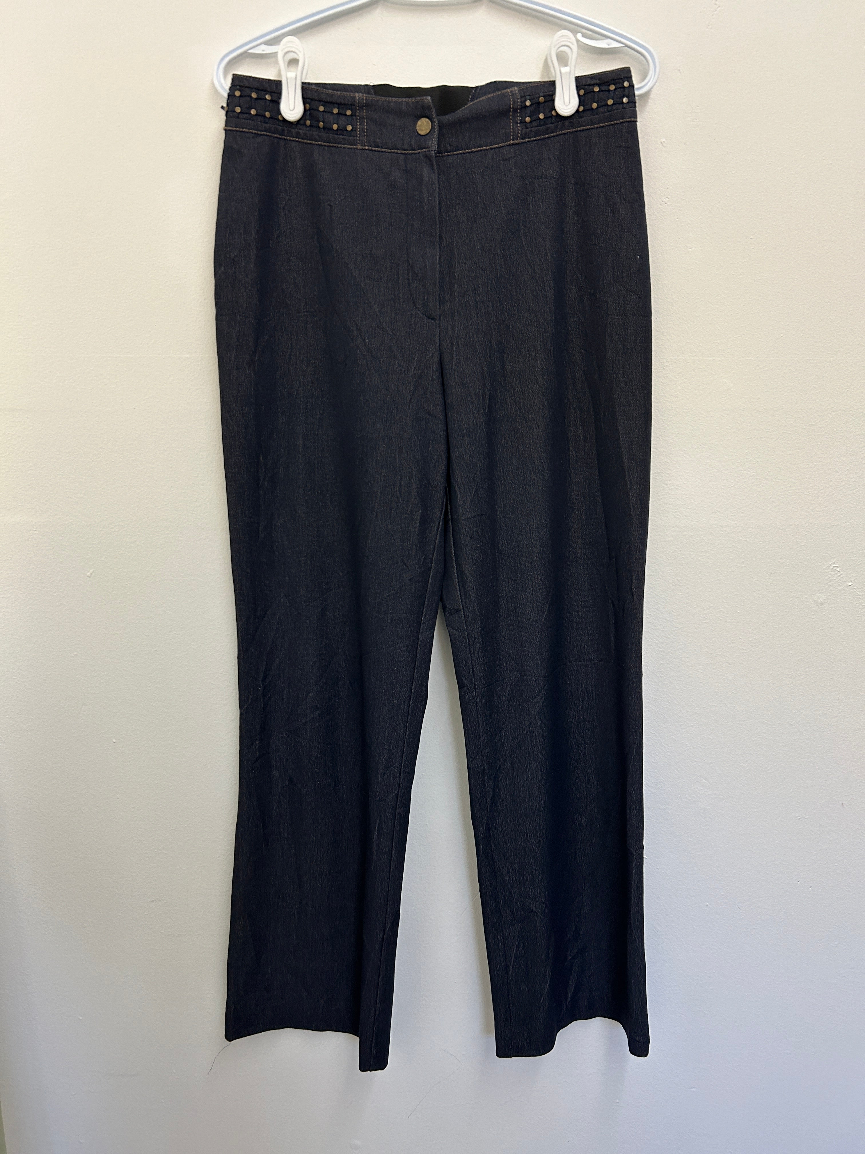 Pantalon stretch bleu foncé à taille ornée de rivets