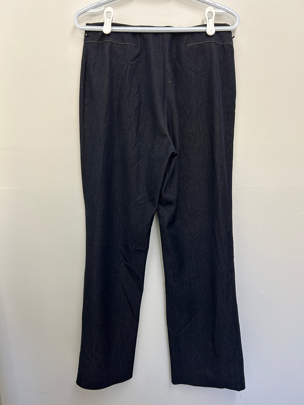 Pantalon stretch bleu foncé à taille ornée de rivets