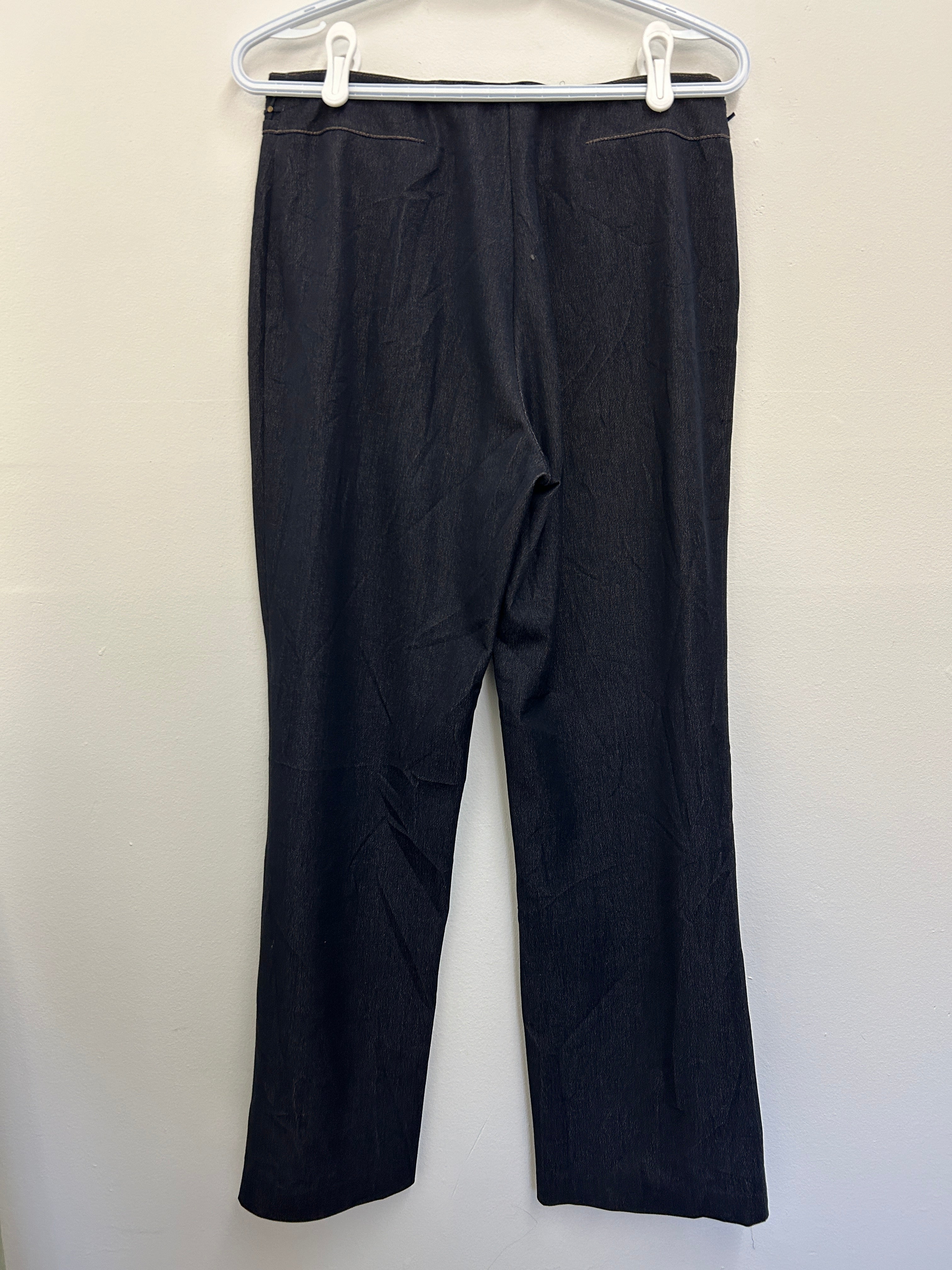 Pantalon stretch bleu foncé à taille ornée de rivets