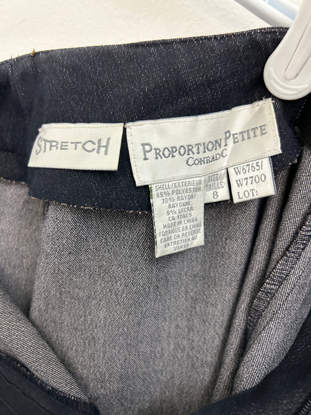 Pantalon stretch bleu foncé à taille ornée de rivets