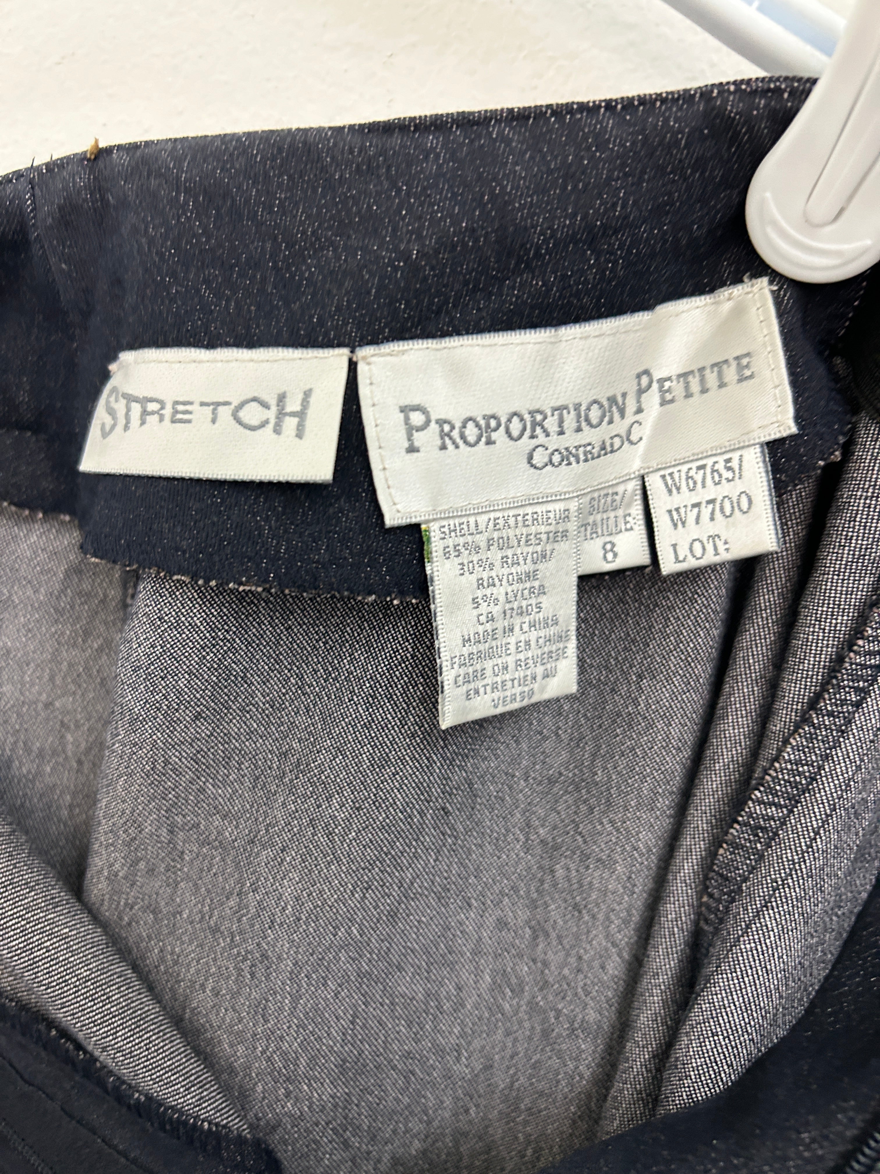 Pantalon stretch bleu foncé à taille ornée de rivets