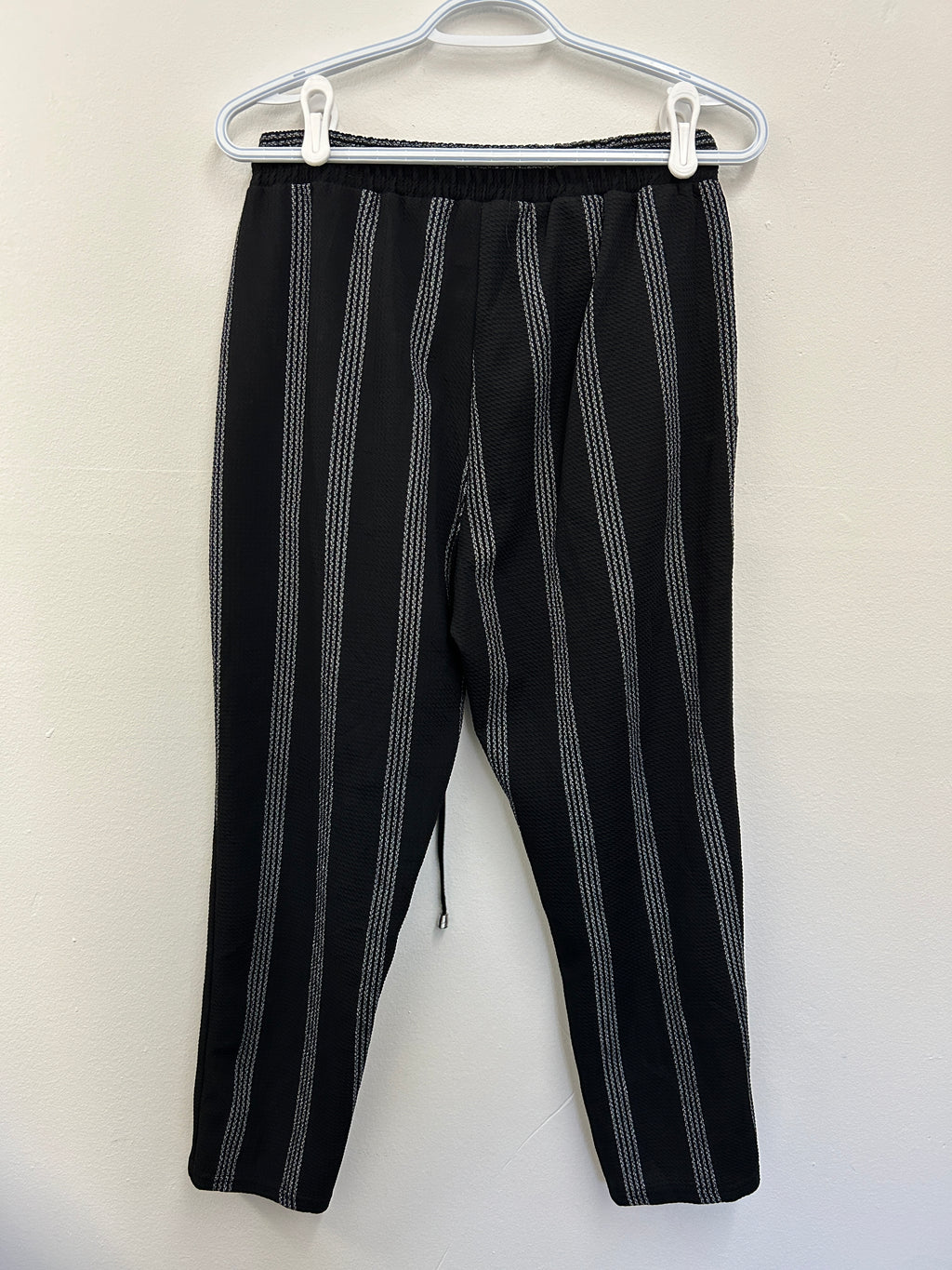 Lily Morgan | Pantalon rayé noir à cordon