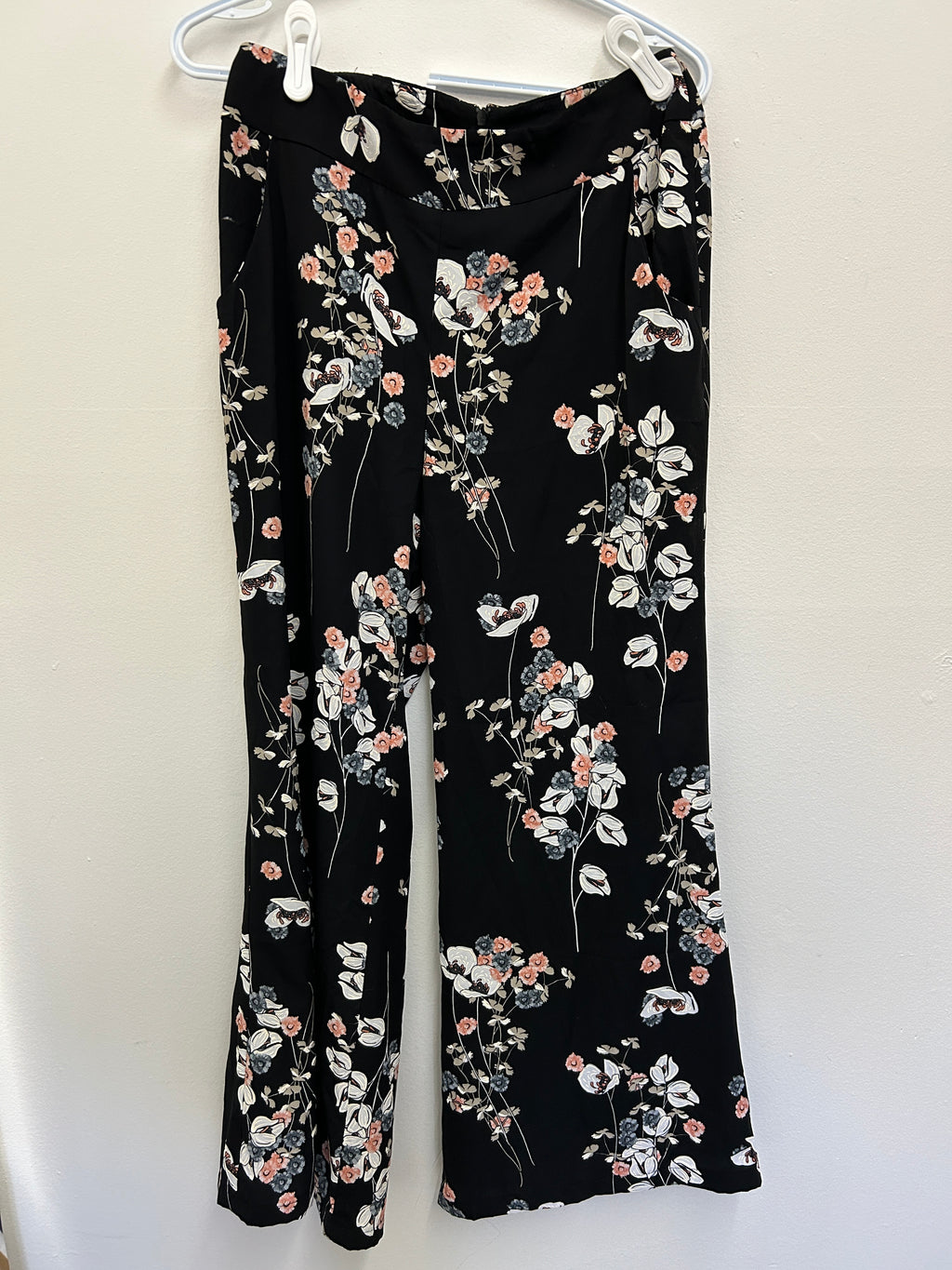 Pantalon fleuri noir avec fermeture arrière