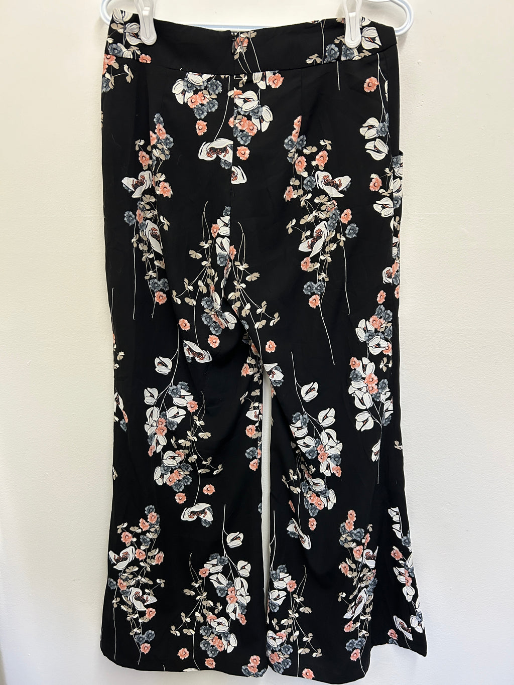 Pantalon fleuri noir avec fermeture arrière