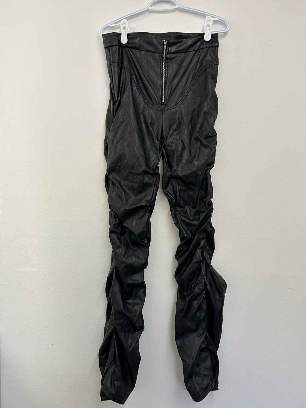 Pantalon effet cuir noir avec fermeture arrière