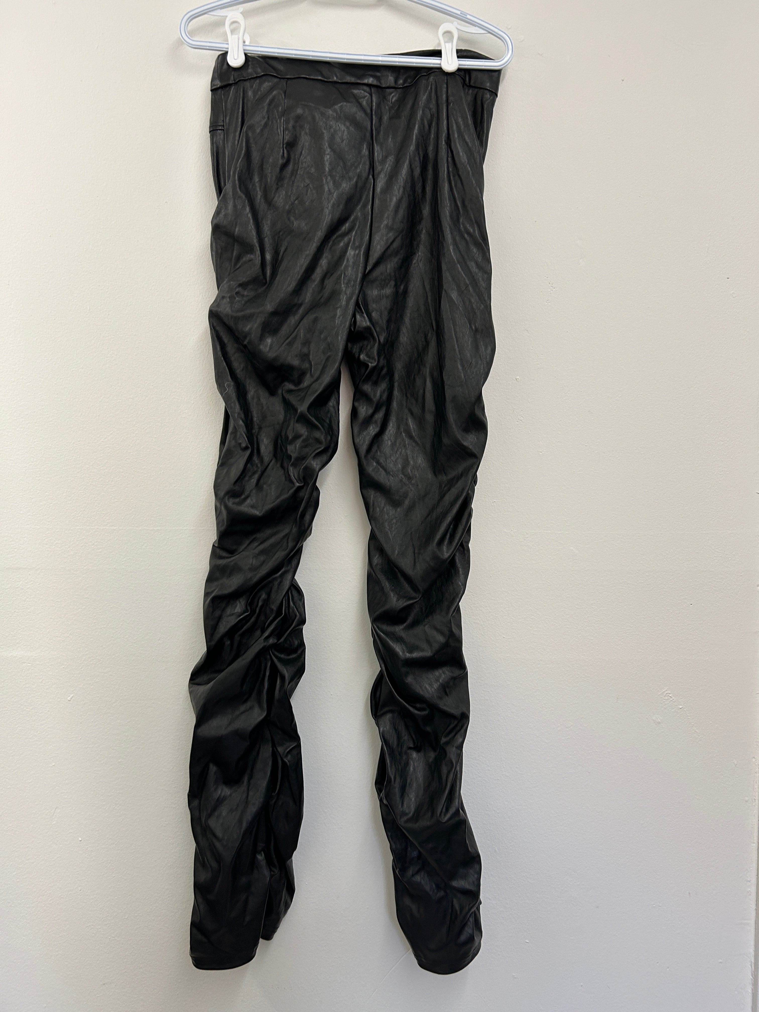 Pantalon effet cuir noir avec fermeture arrière