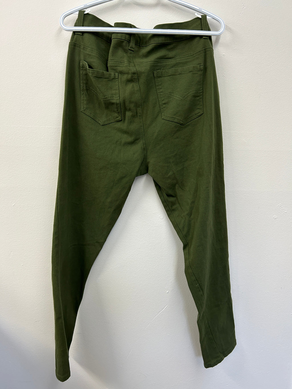 Pantalon vert olive coupe ajustée