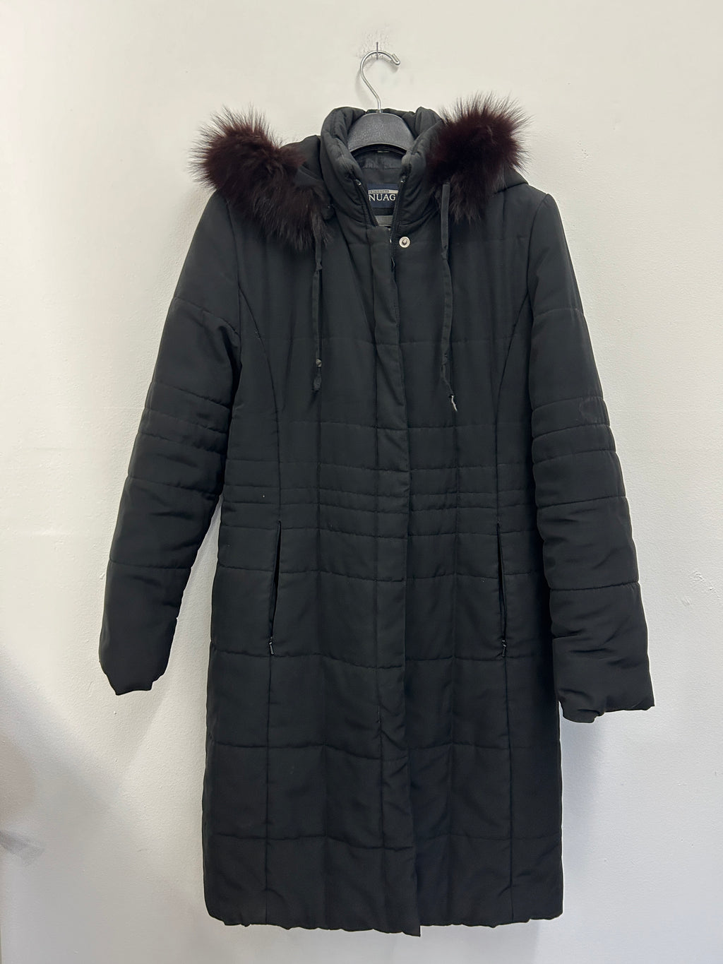 Manteau long noir à capuchon et fausse fourrure