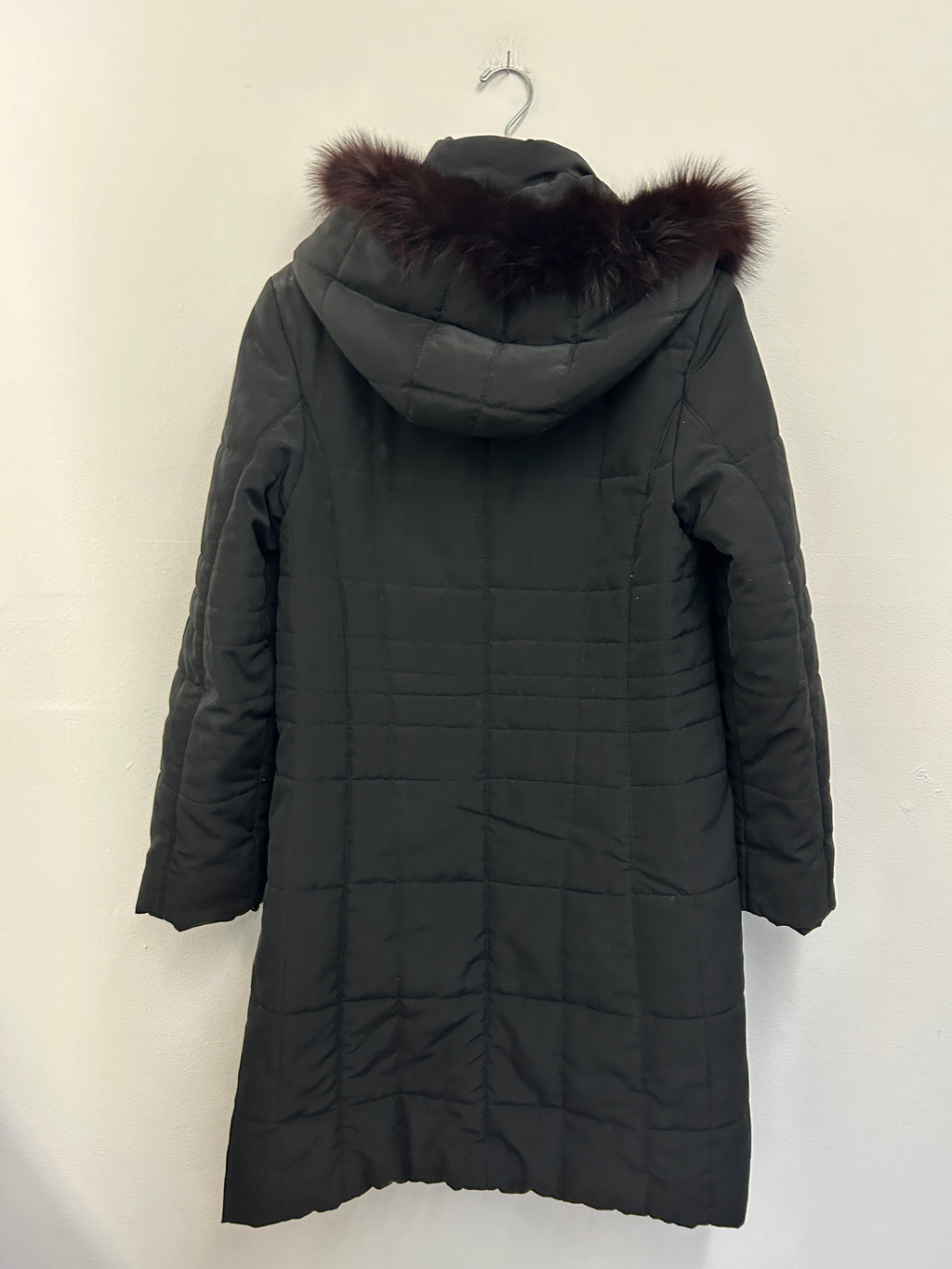 Manteau long noir à capuchon et fausse fourrure