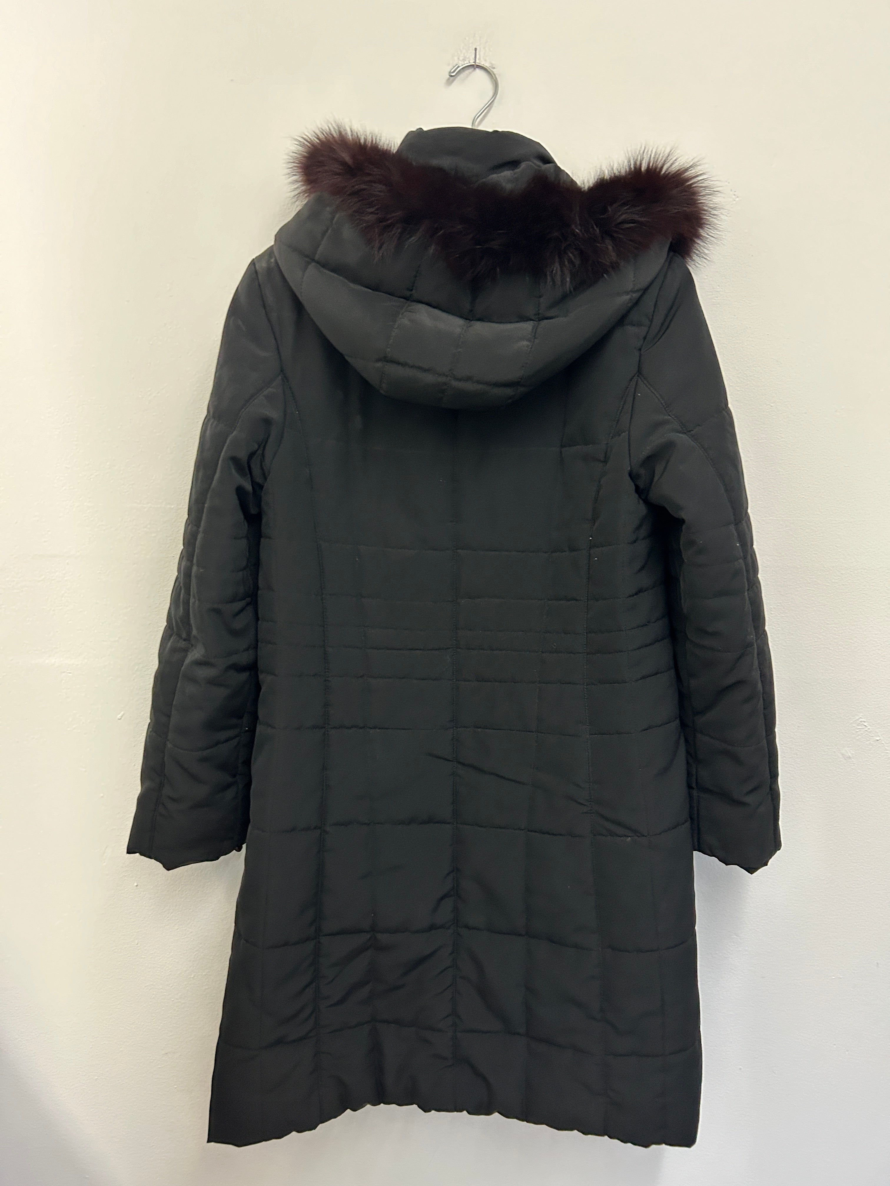 Manteau long noir à capuchon et fausse fourrure