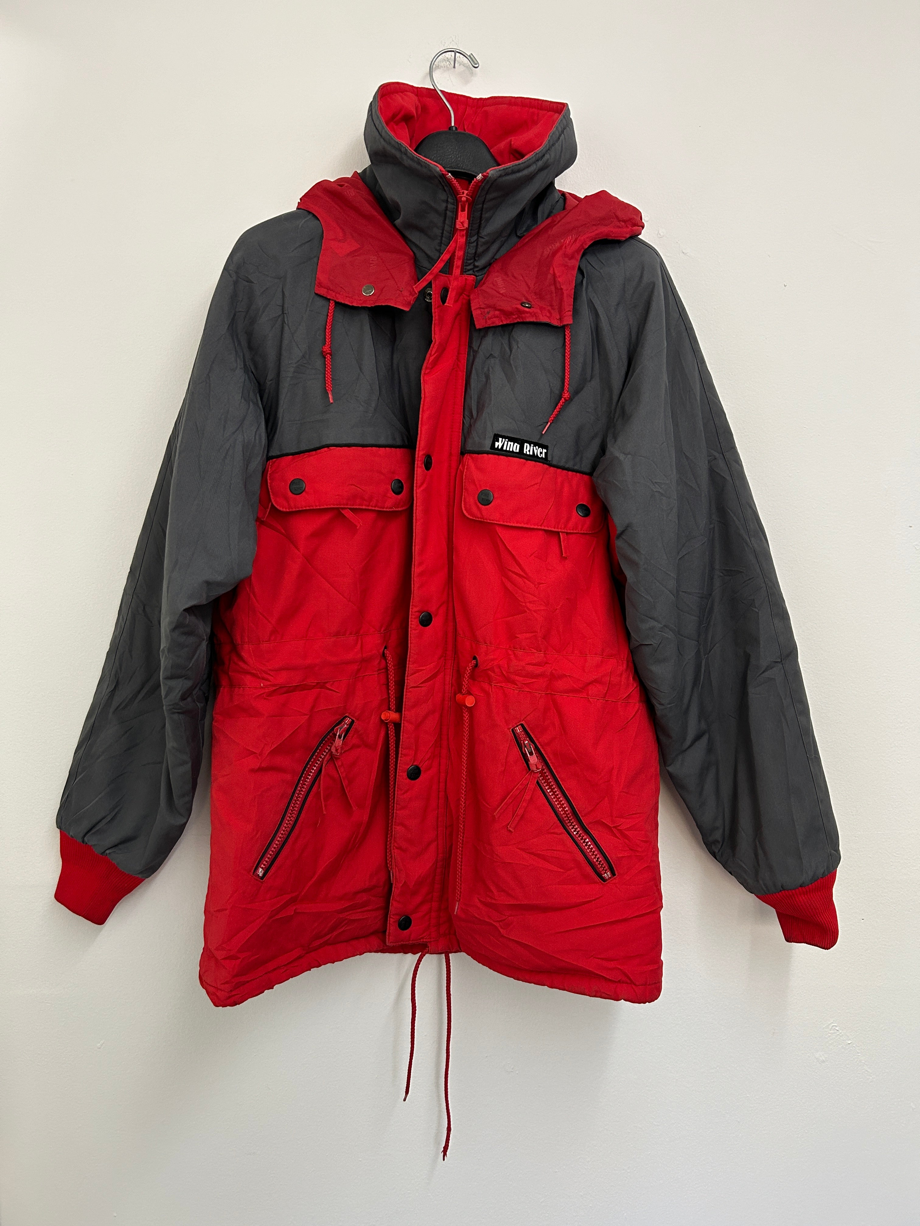 Manteau bicolore rouge et gris – capuchon amovible et coupe-vent ajustable