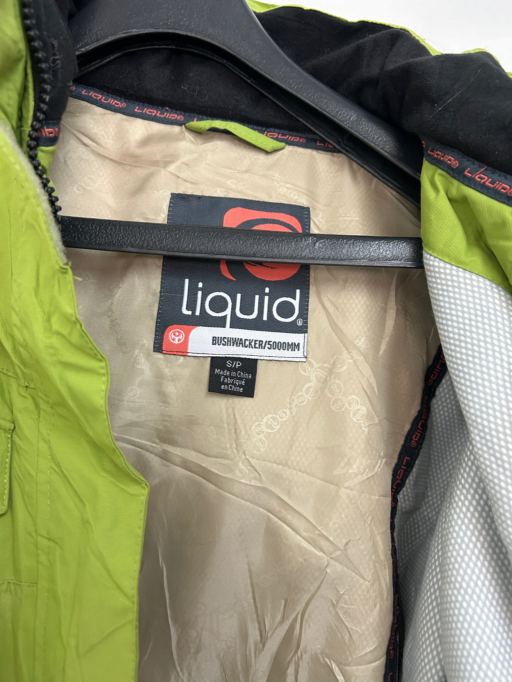 Liquid | Manteau vert avec capuchon amovible – respirant et coupe-vent