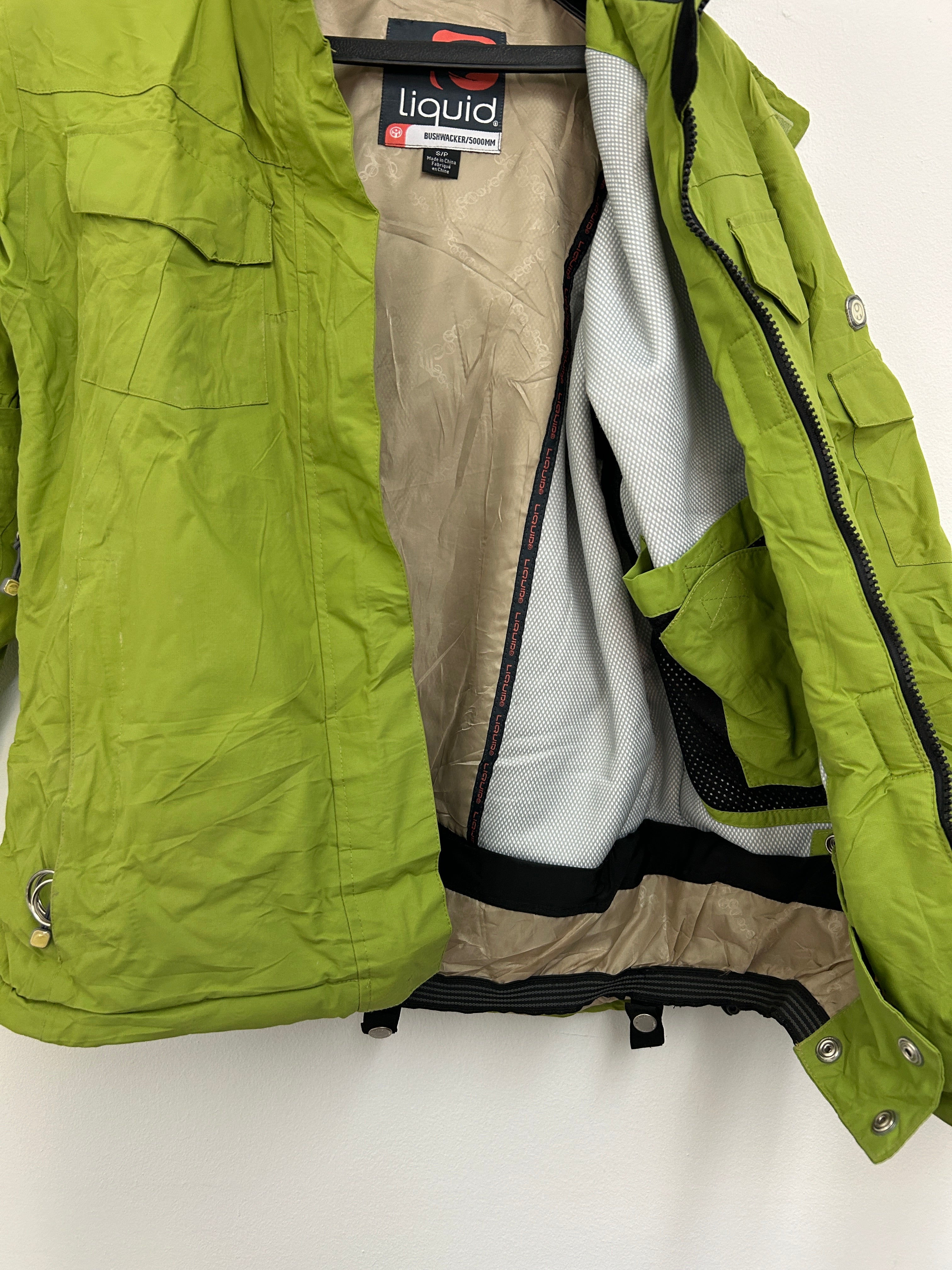 Liquid | Manteau vert avec capuchon amovible – respirant et coupe-vent