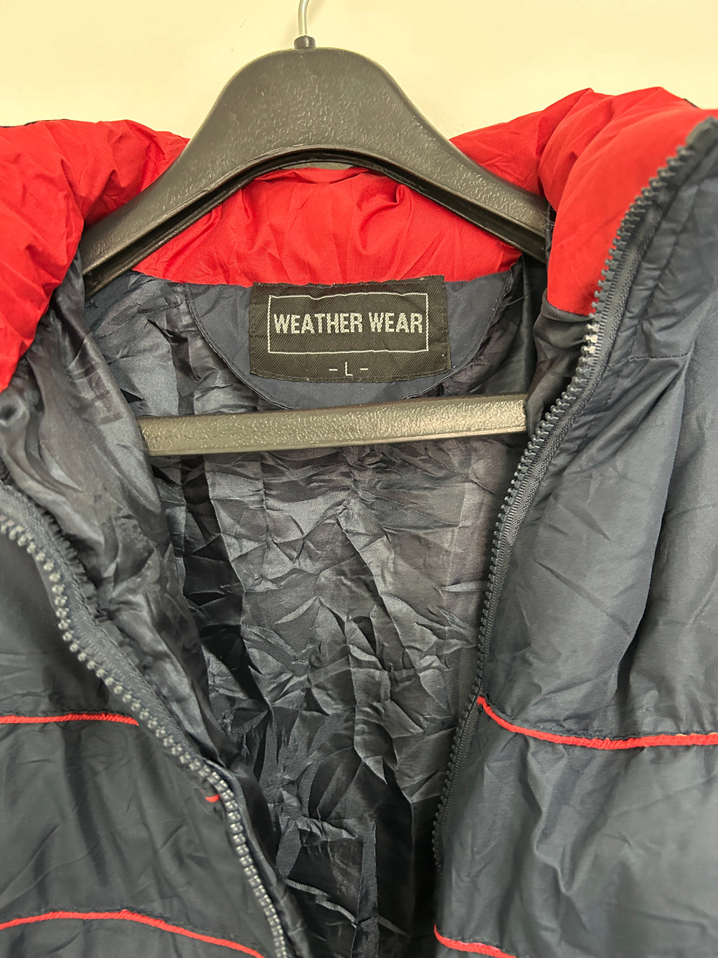 Manteau matelassé bleu marine – isolant et confortable