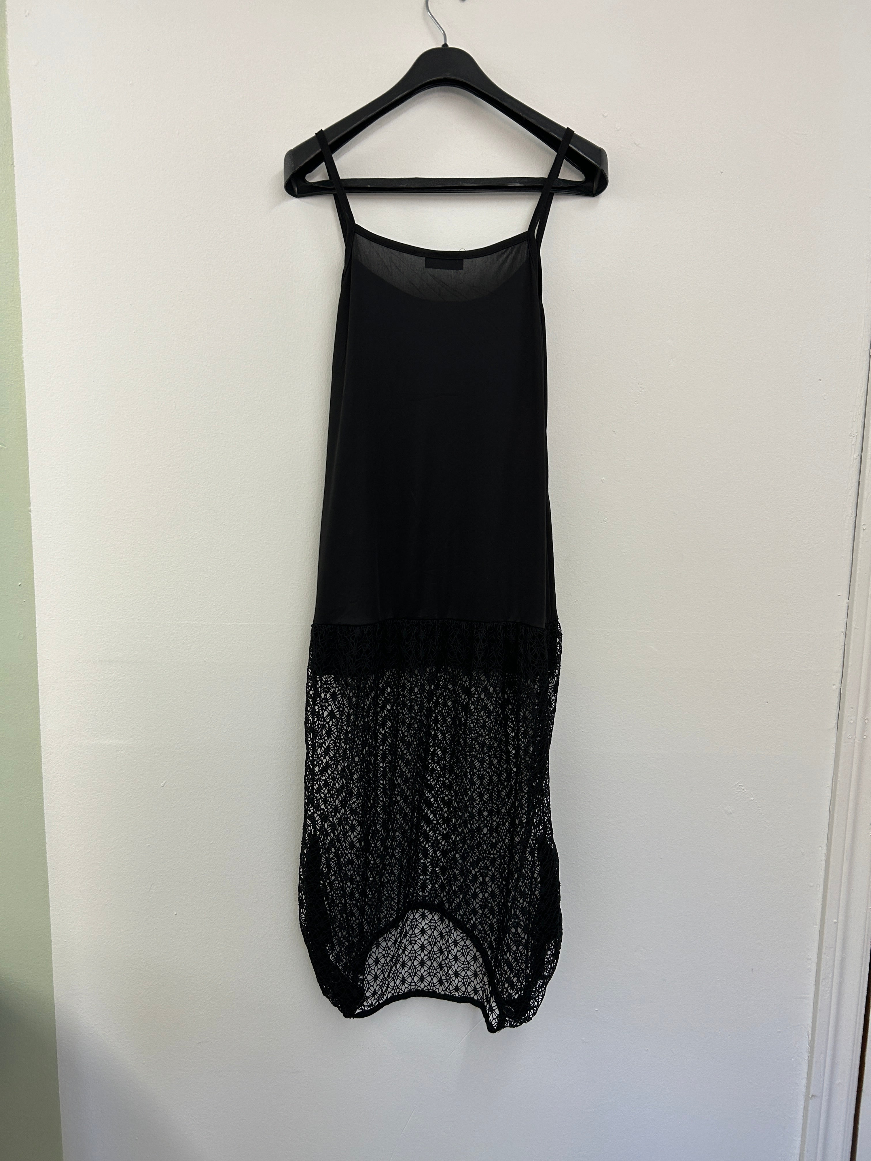 Didao | Robe noire à fines bretelles et dentelle transparente