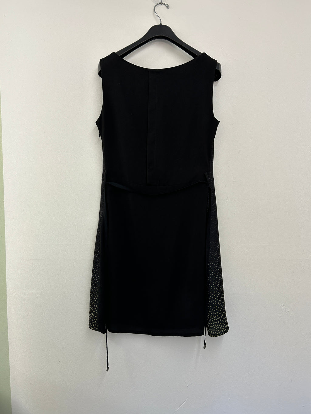 Skunkfunk | Robe noire sans manches à motif à pois dorés